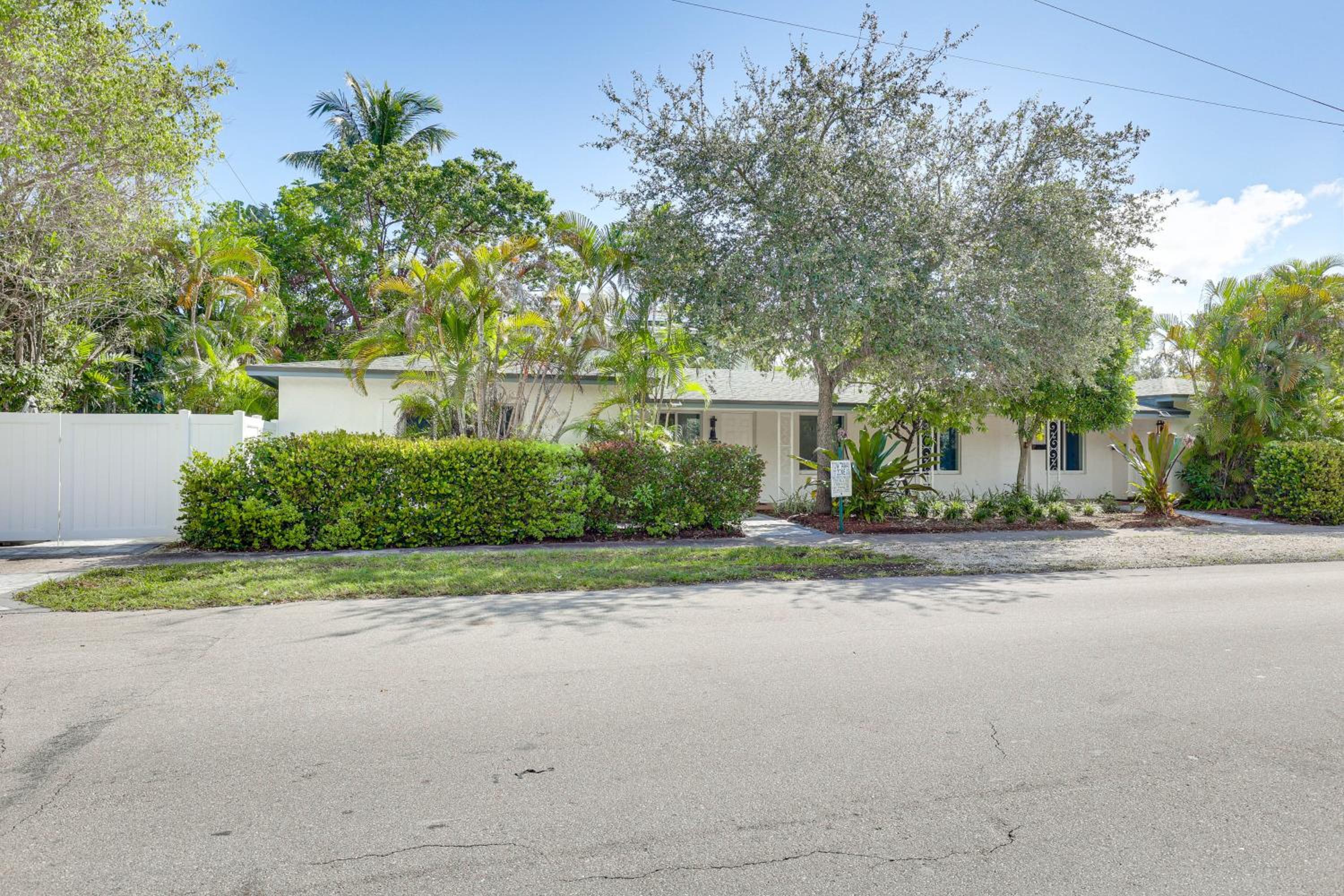 Walk to Dining and Nightlife! Chic Apt Near Las Olas