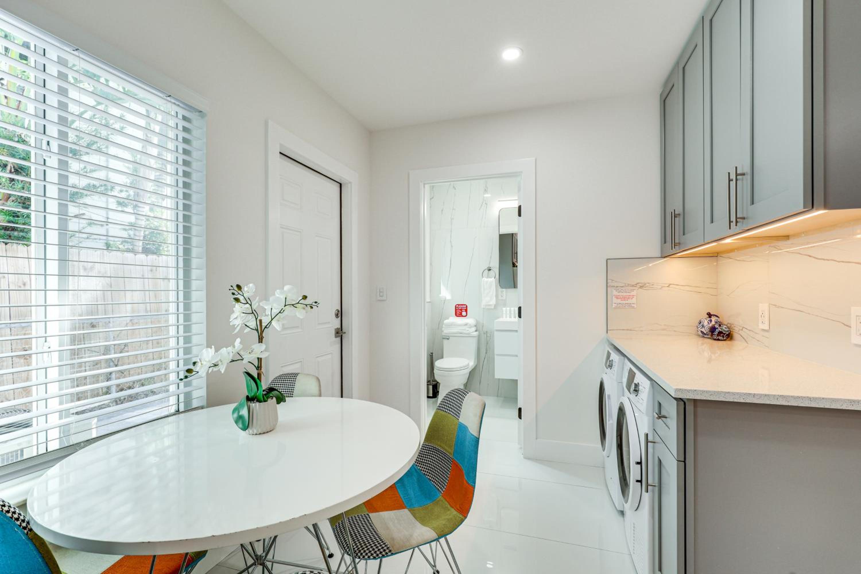 1 Mi to Las Olas Eats! Modern Apt with Shared Patio