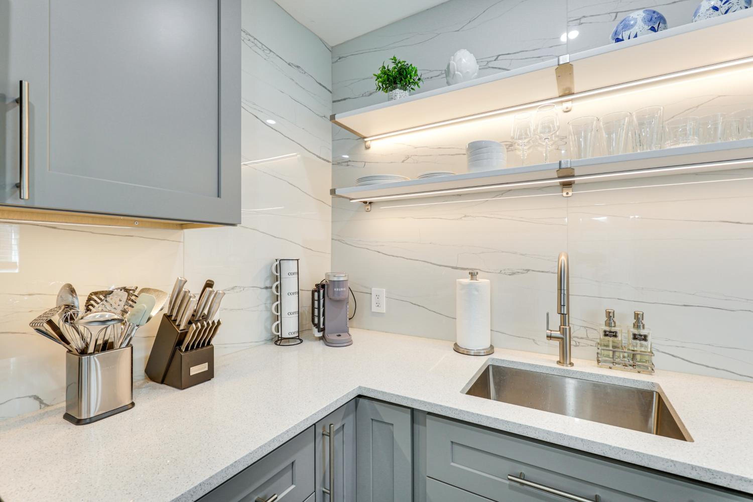 1 Mi to Las Olas Eats! Modern Apt with Shared Patio