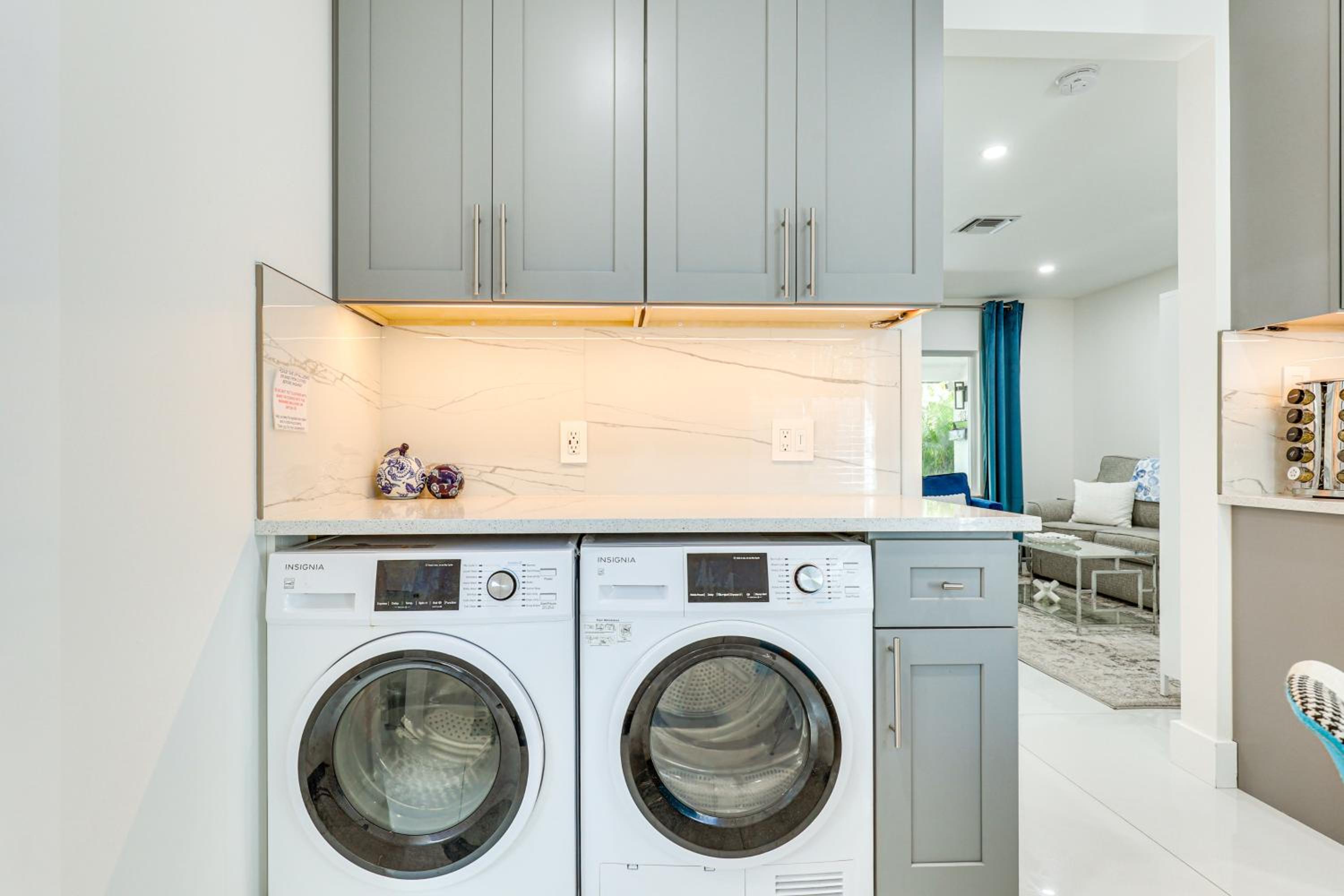 1 Mi to Las Olas Eats! Modern Apt with Shared Patio