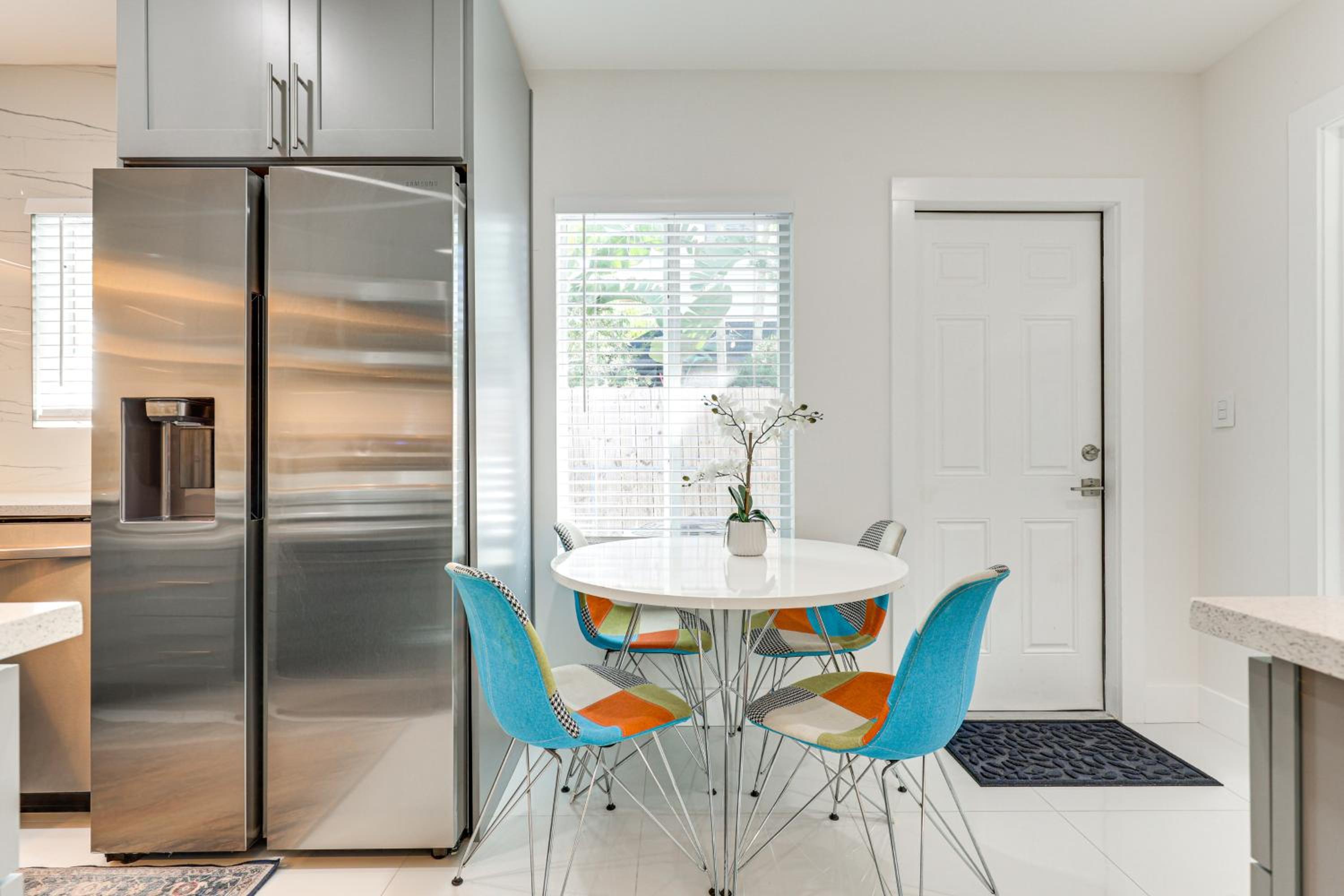 1 Mi to Las Olas Eats! Modern Apt with Shared Patio