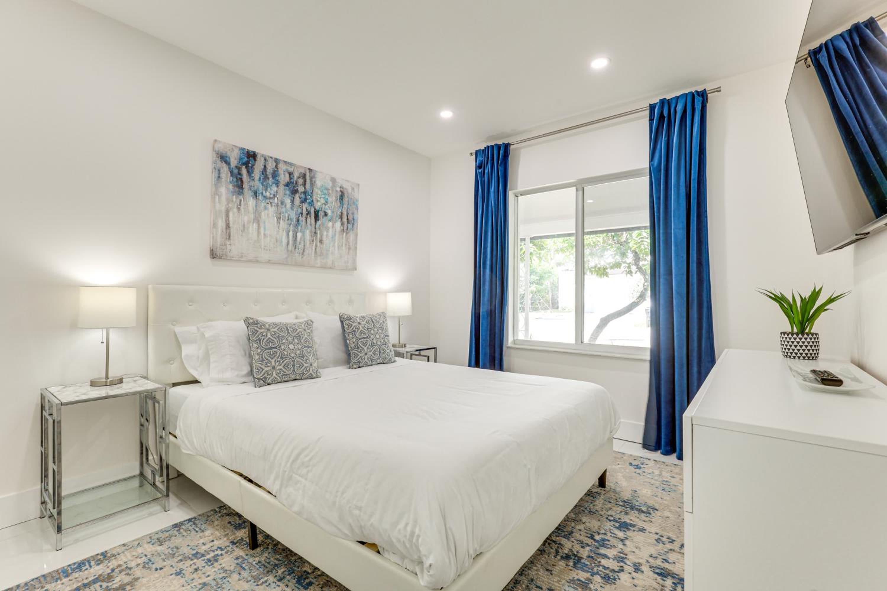 1 Mi to Las Olas Eats! Modern Apt with Shared Patio