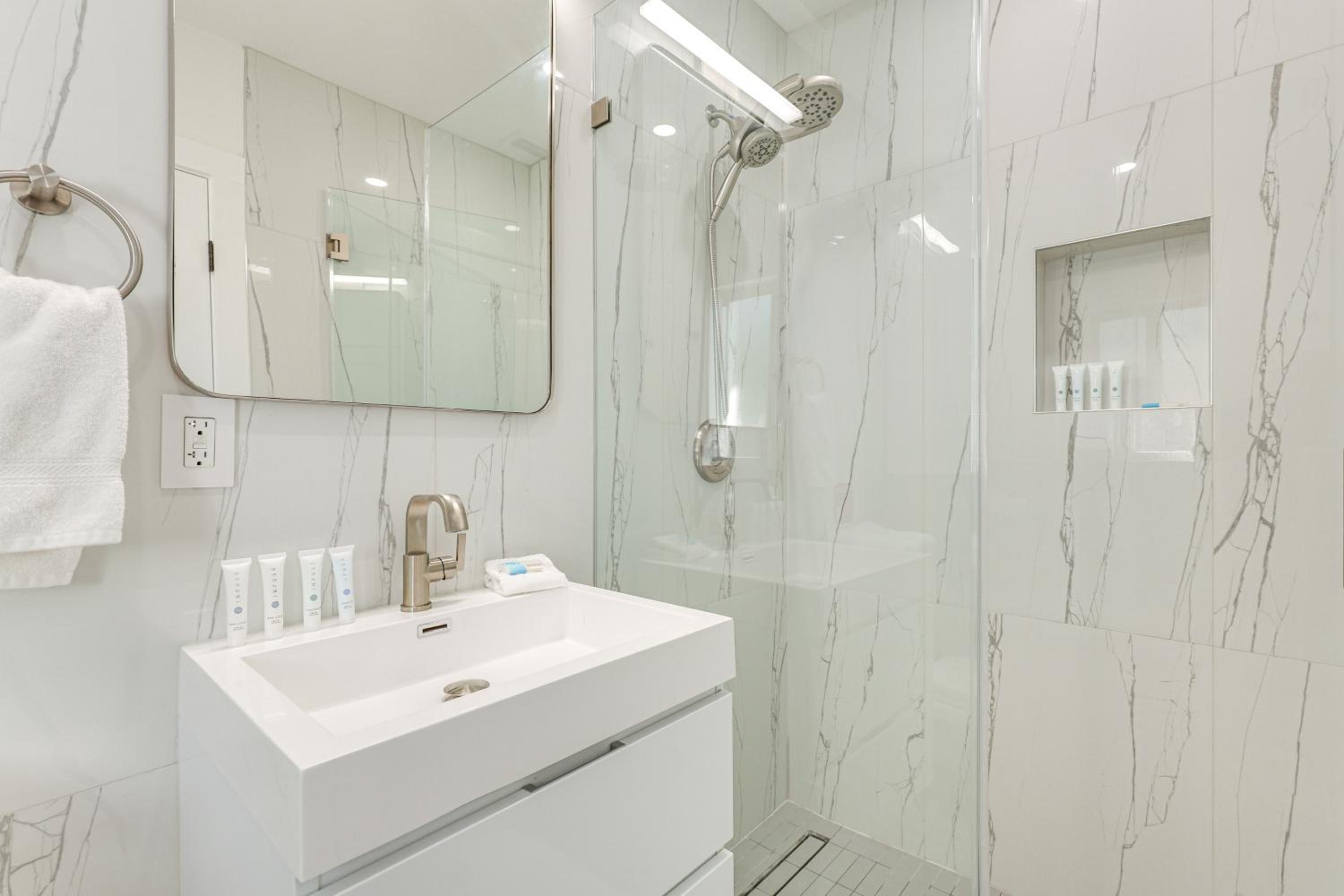 1 Mi to Las Olas Eats! Modern Apt with Shared Patio