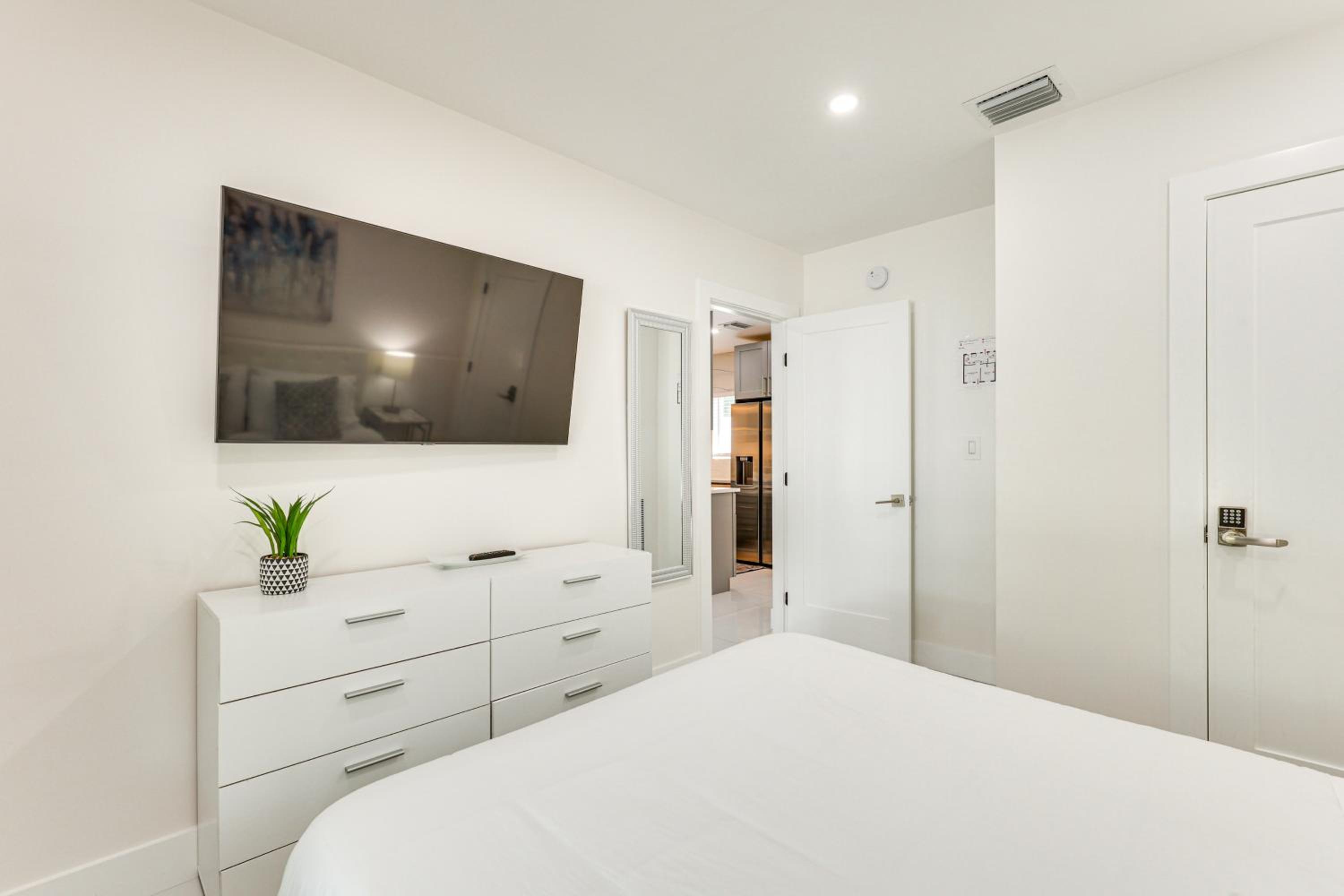 1 Mi to Las Olas Eats! Modern Apt with Shared Patio