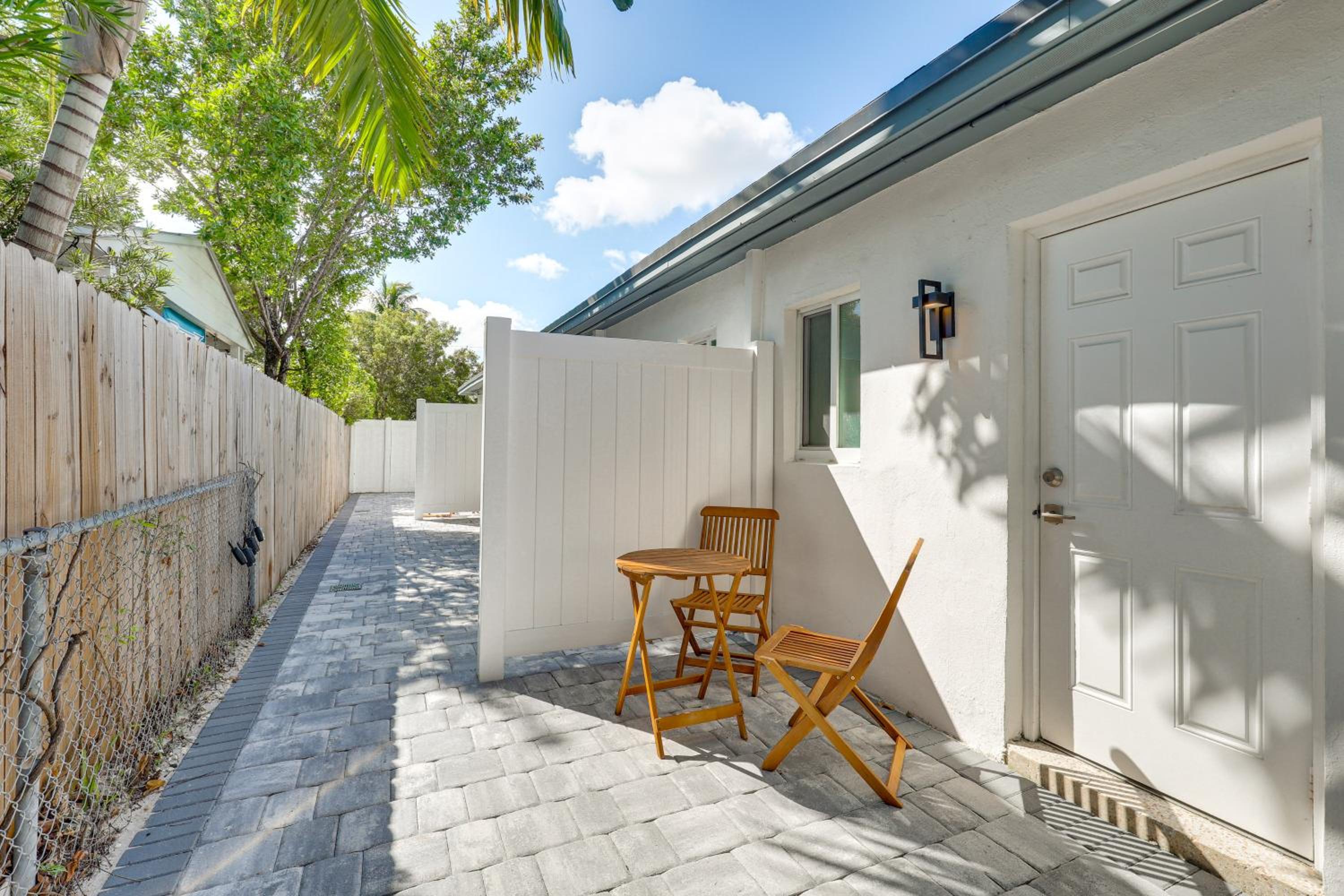 1 Mi to Las Olas Eats! Modern Apt with Shared Patio