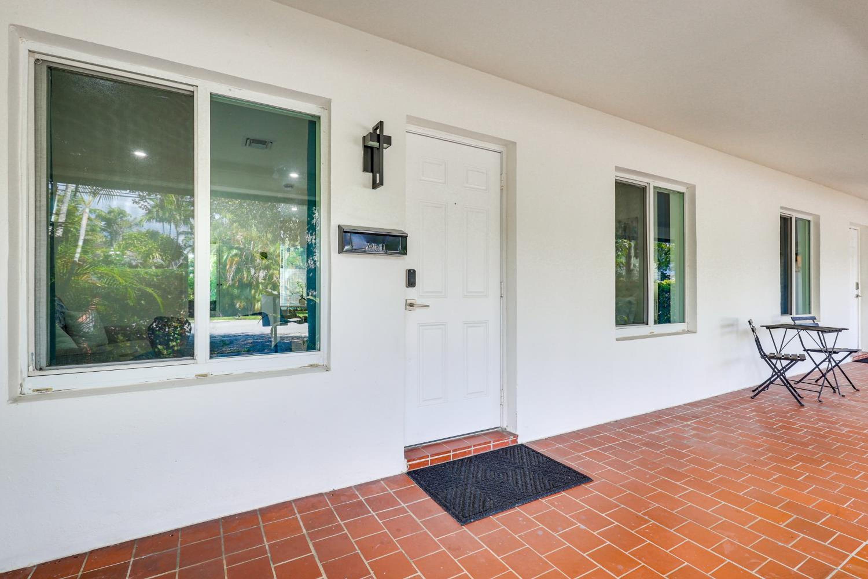 1 Mi to Las Olas Eats! Modern Apt with Shared Patio