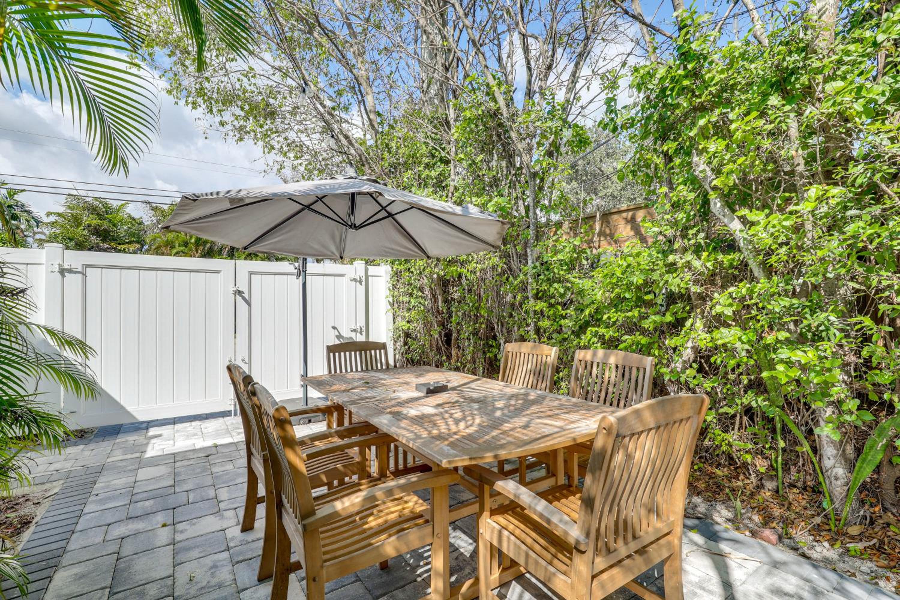 1 Mi to Las Olas Eats! Modern Apt with Shared Patio