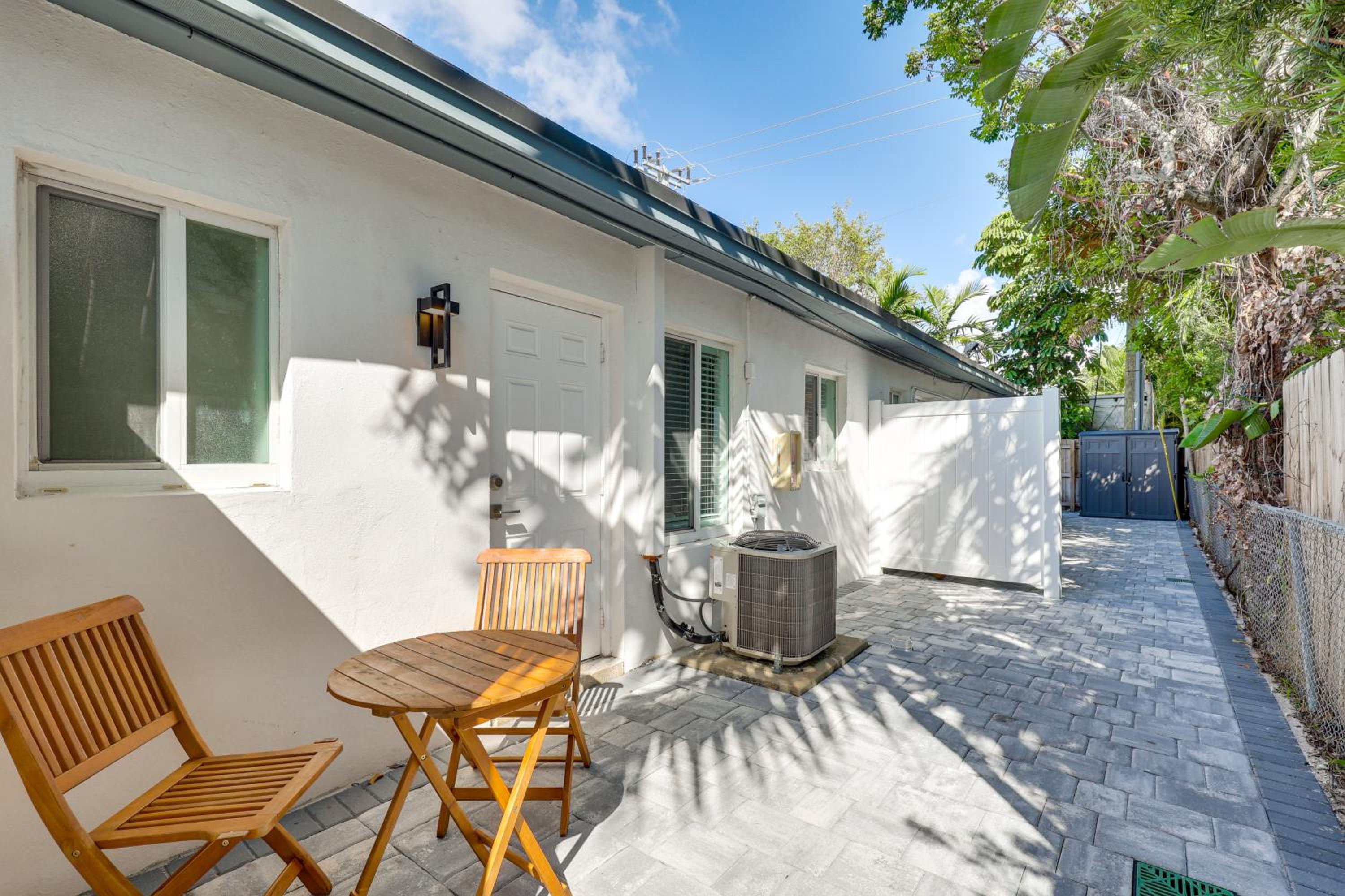 1 Mi to Las Olas Eats! Modern Apt with Shared Patio