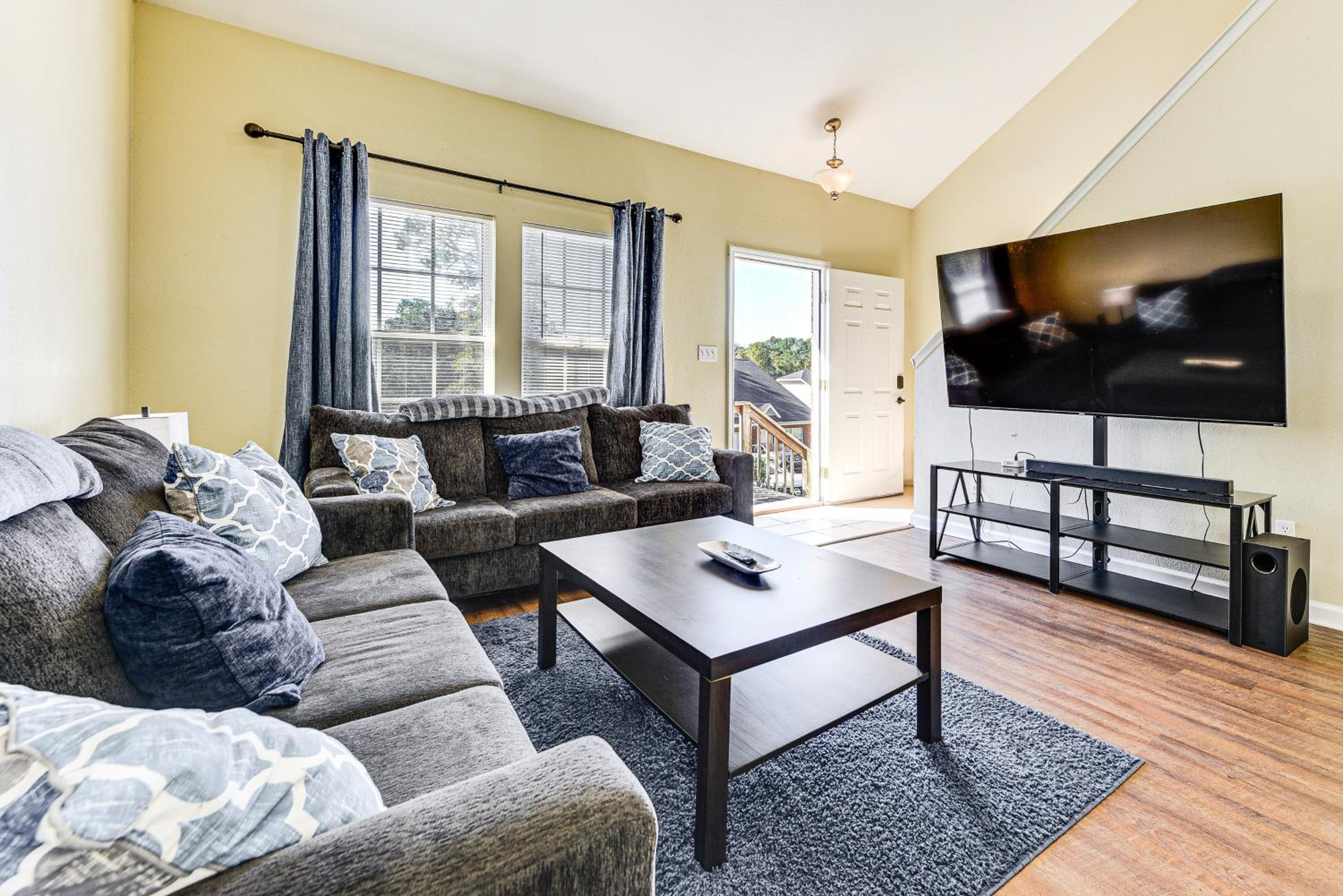 4 Mi to FSU Pet-Friendly Townhome