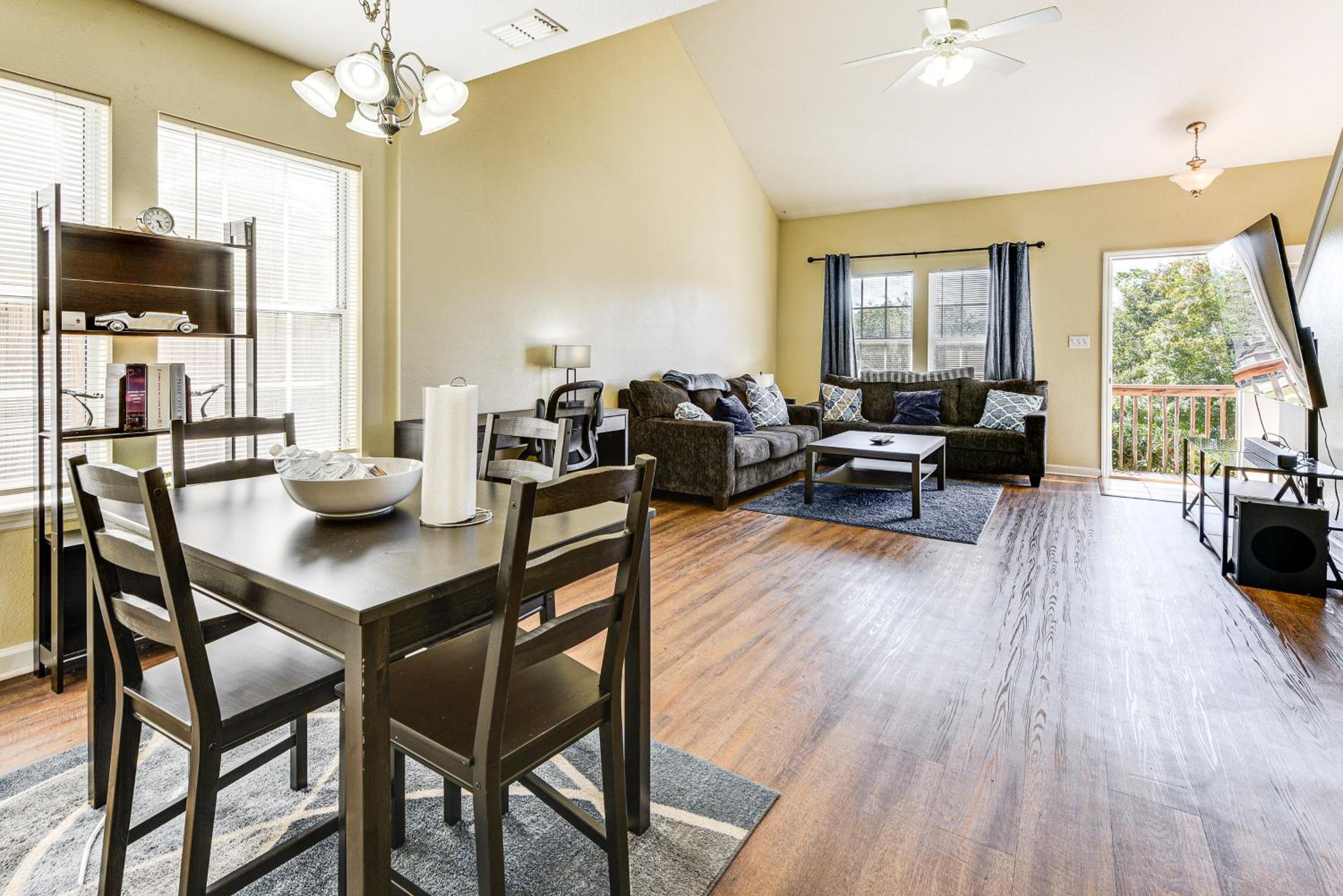 4 Mi to FSU Pet-Friendly Townhome