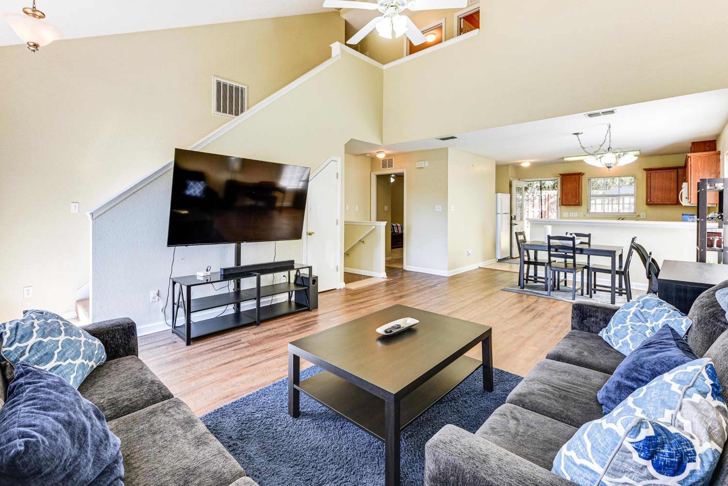 4 Mi to FSU Pet-Friendly Townhome