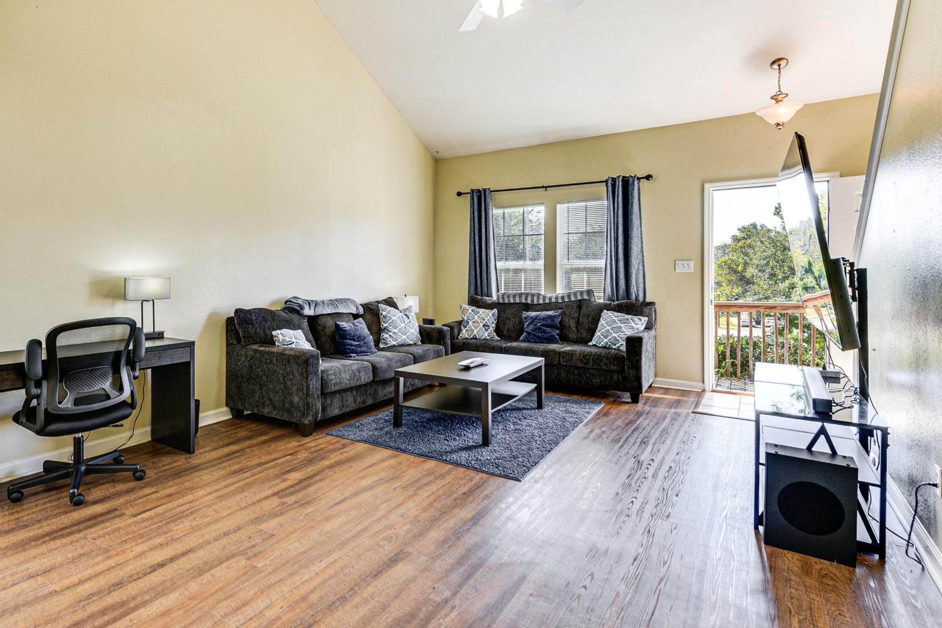 4 Mi to FSU Pet-Friendly Townhome
