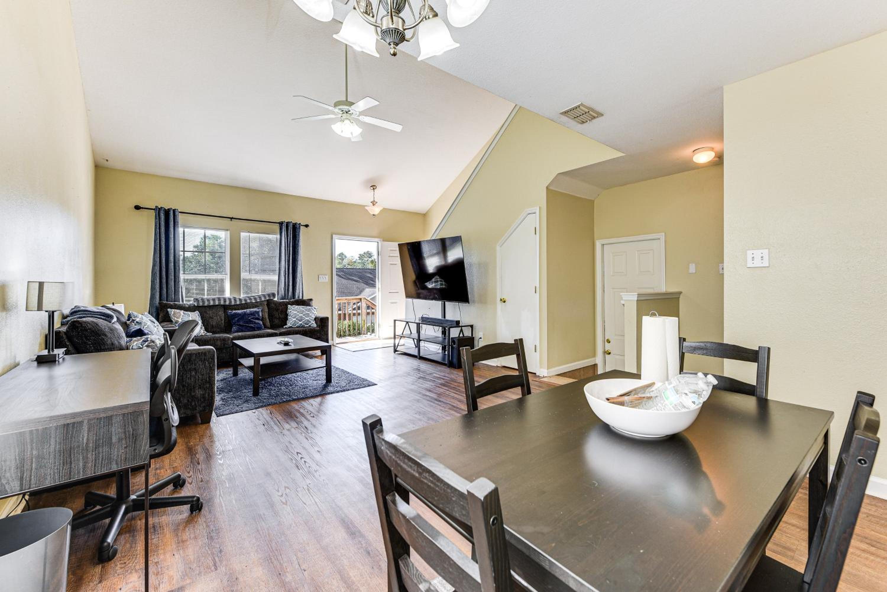 4 Mi to FSU Pet-Friendly Townhome
