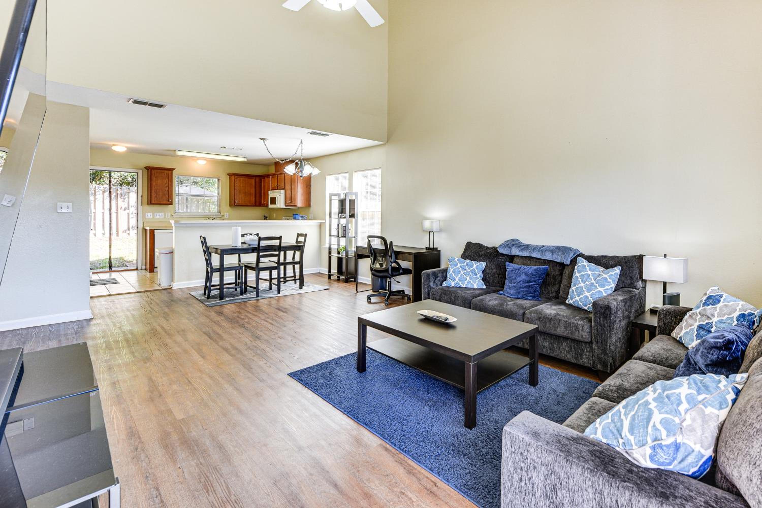 4 Mi to FSU Pet-Friendly Townhome
