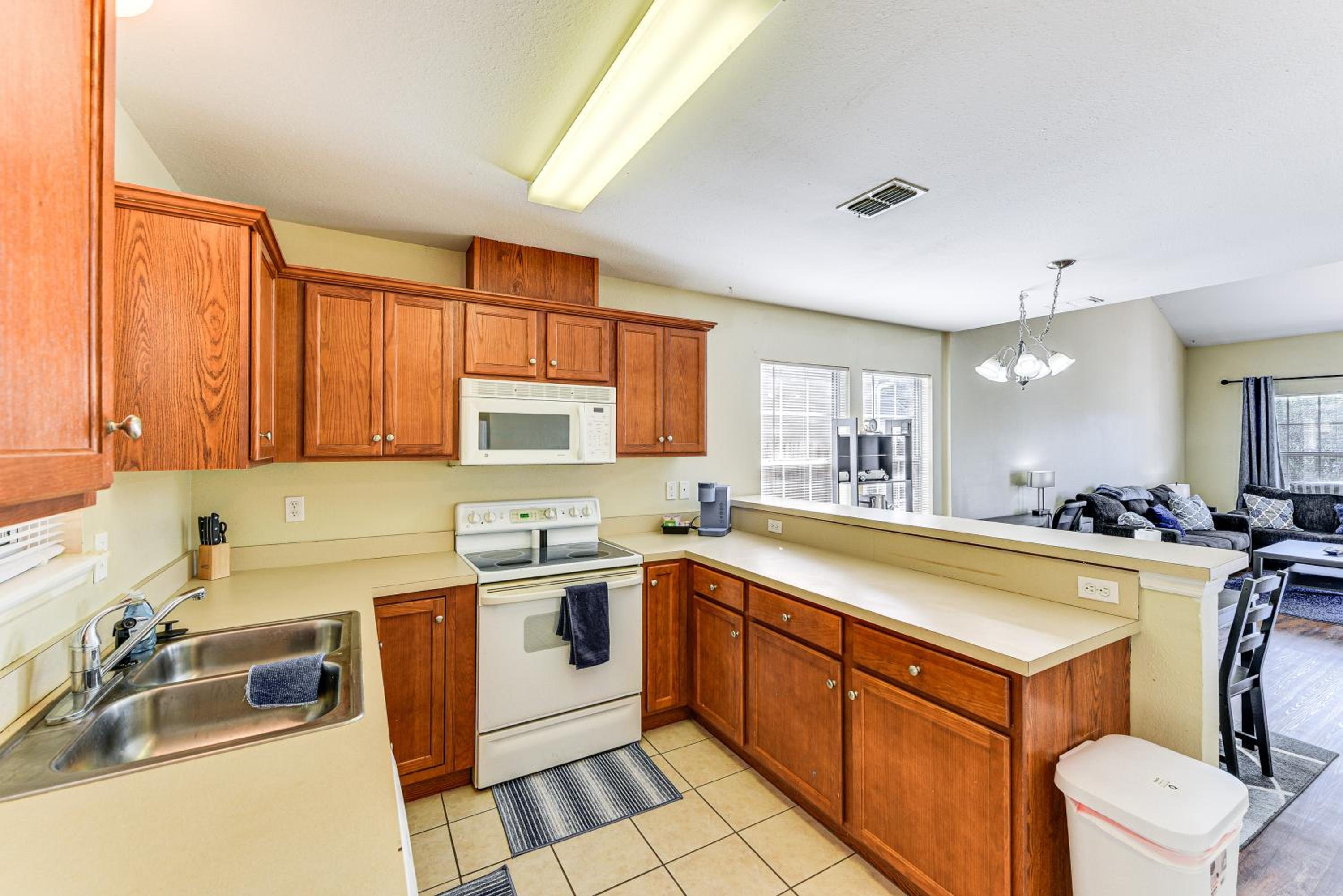 4 Mi to FSU Pet-Friendly Townhome