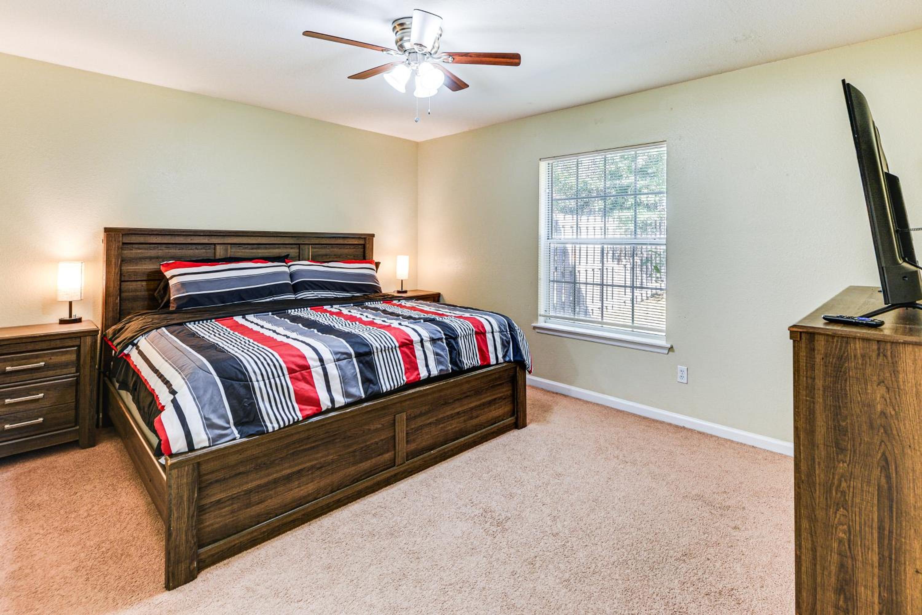 4 Mi to FSU Pet-Friendly Townhome