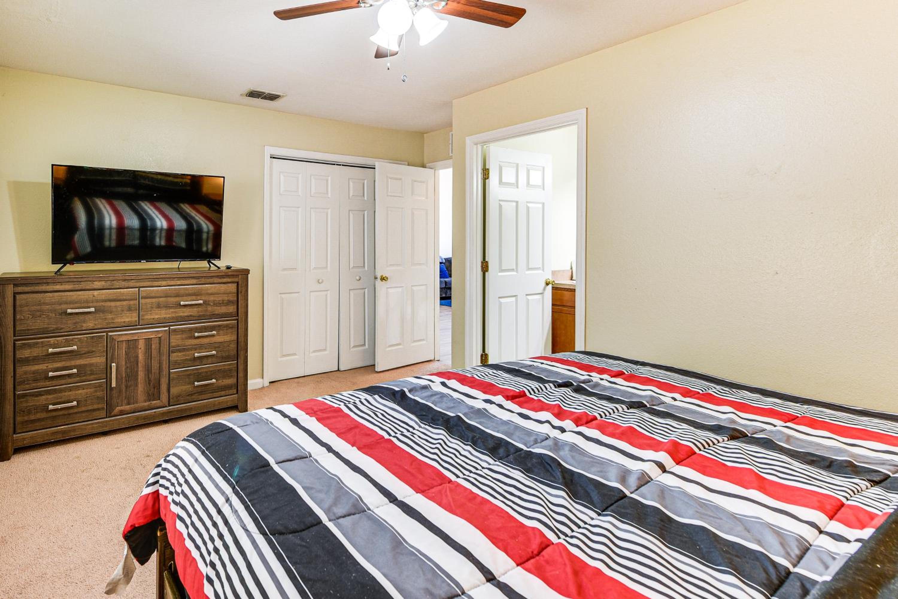 4 Mi to FSU Pet-Friendly Townhome
