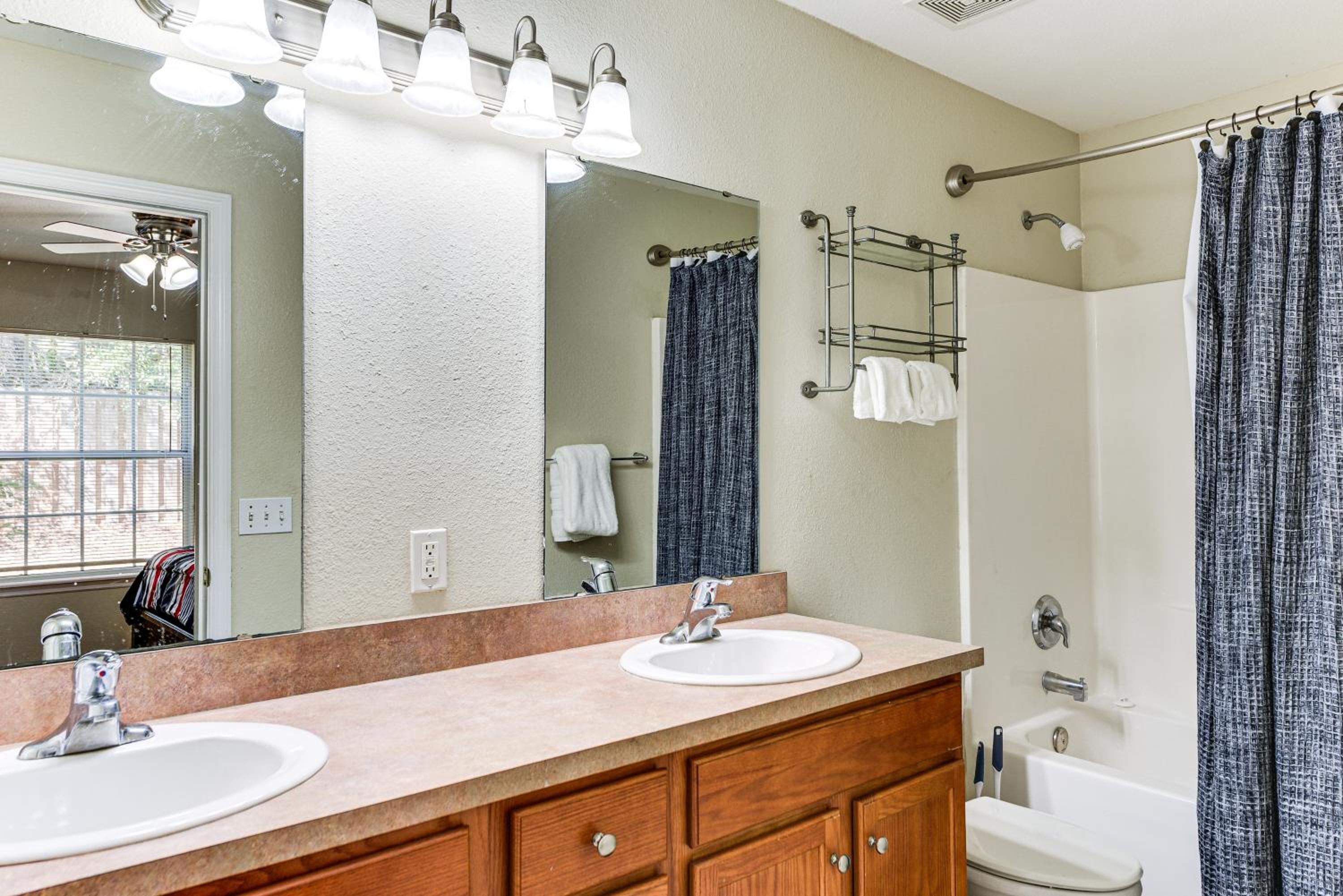 4 Mi to FSU Pet-Friendly Townhome