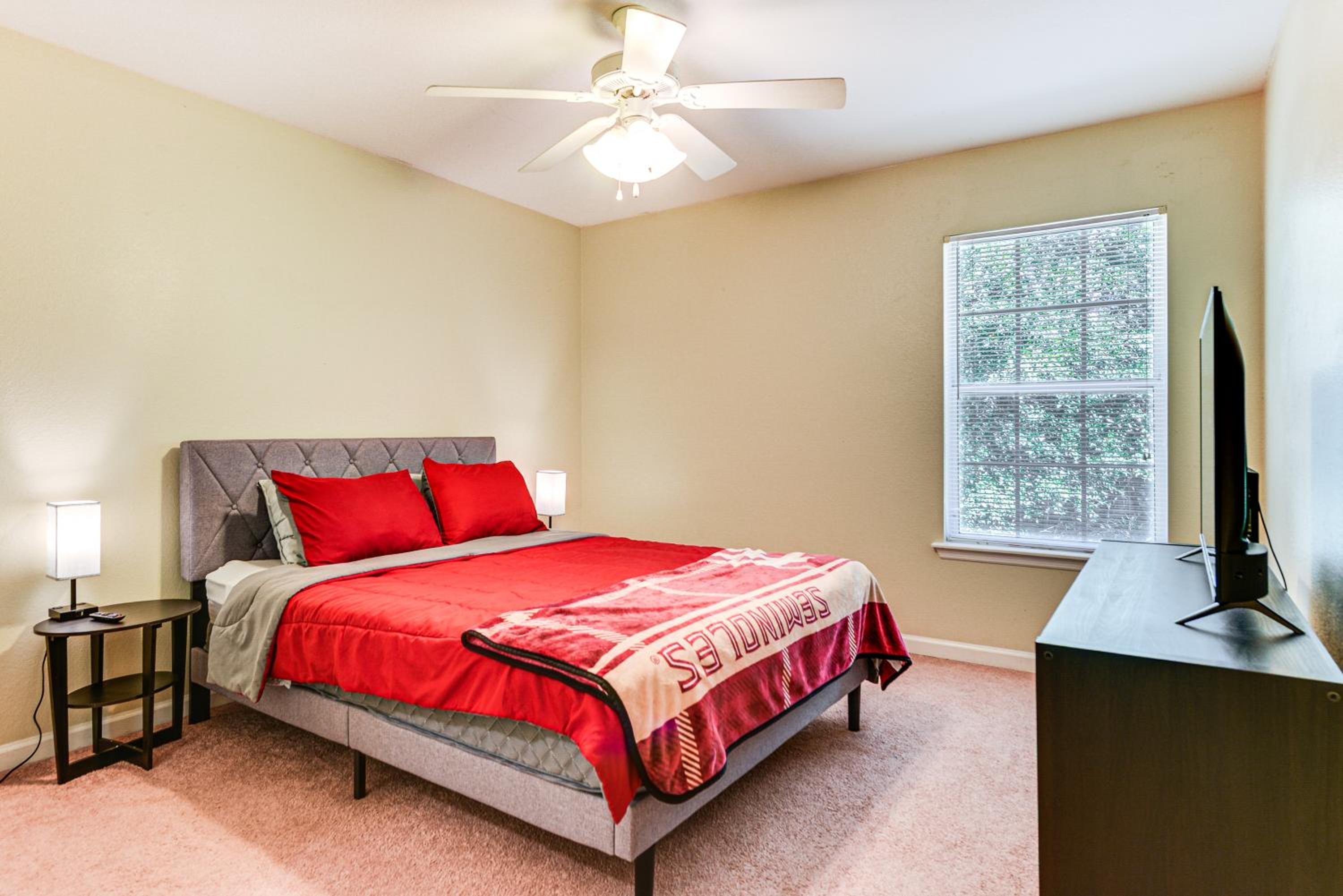 4 Mi to FSU Pet-Friendly Townhome