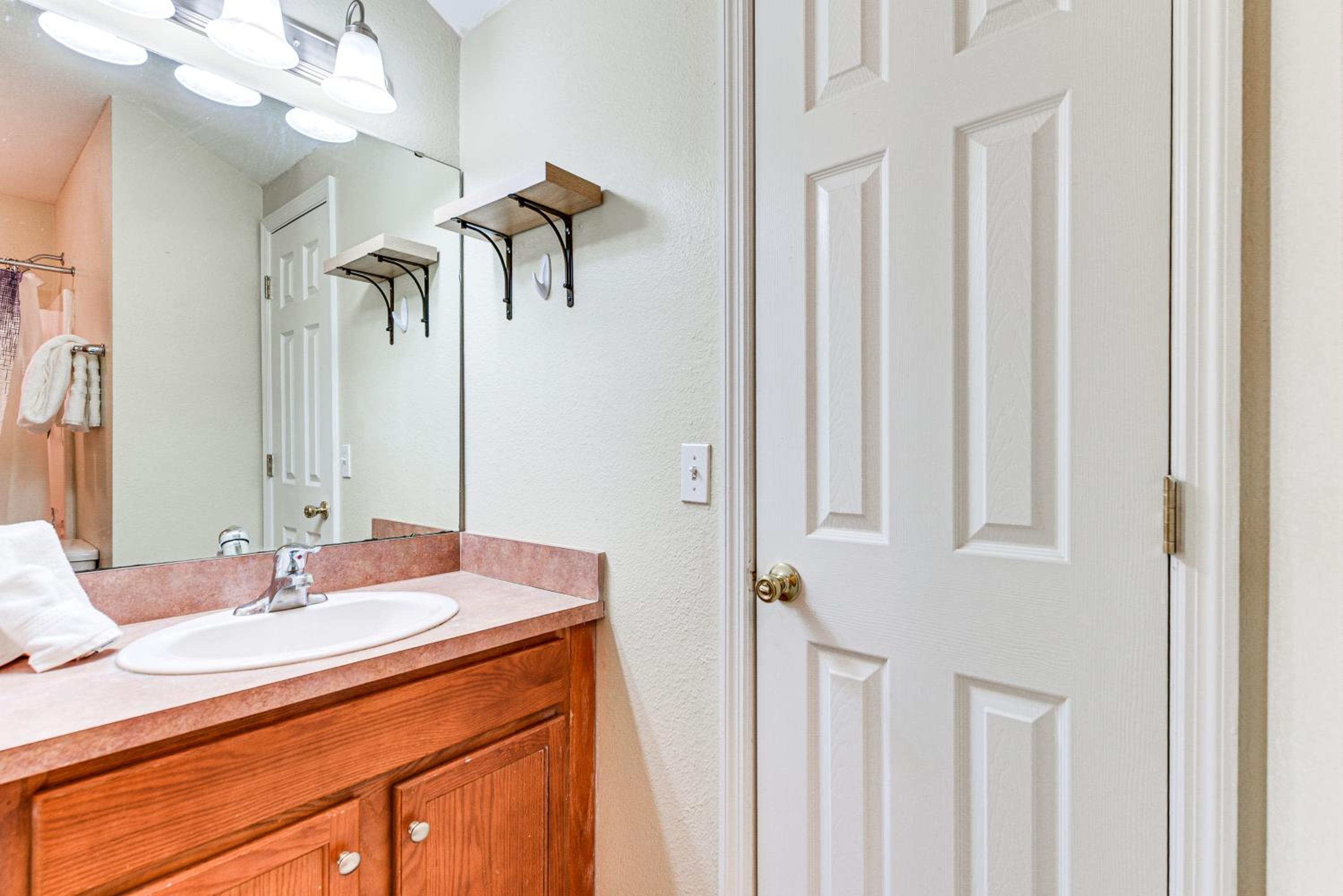 4 Mi to FSU Pet-Friendly Townhome