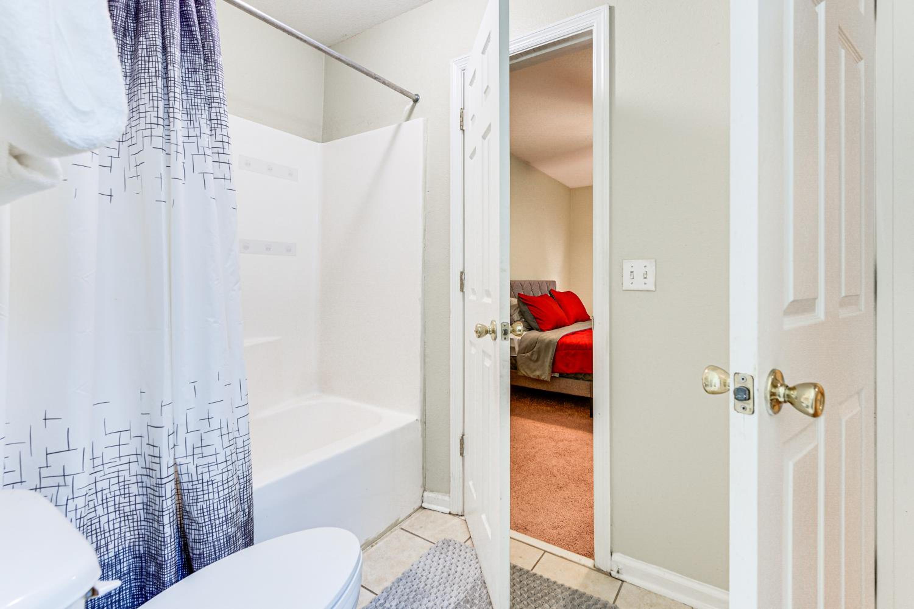 4 Mi to FSU Pet-Friendly Townhome