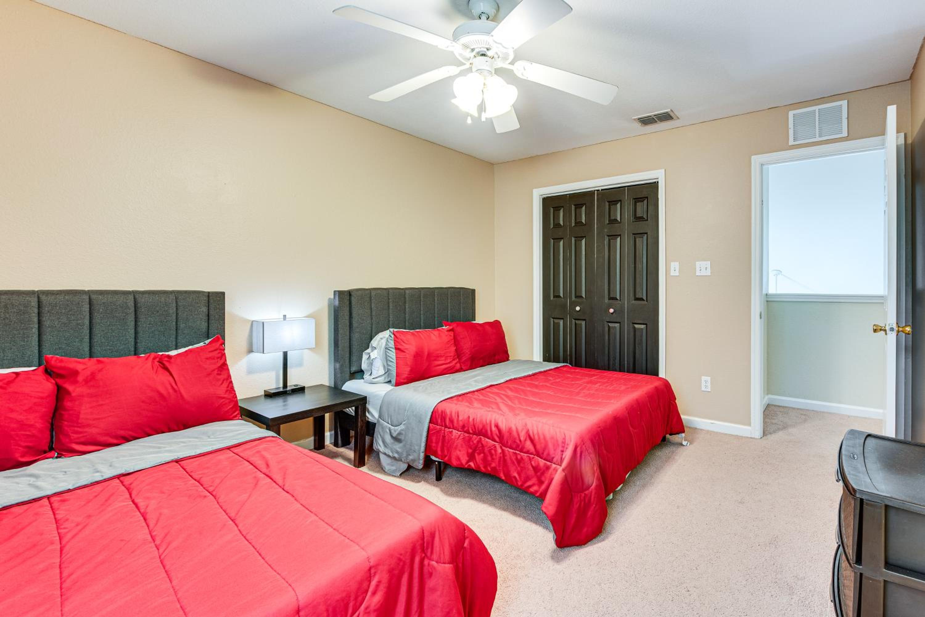 4 Mi to FSU Pet-Friendly Townhome