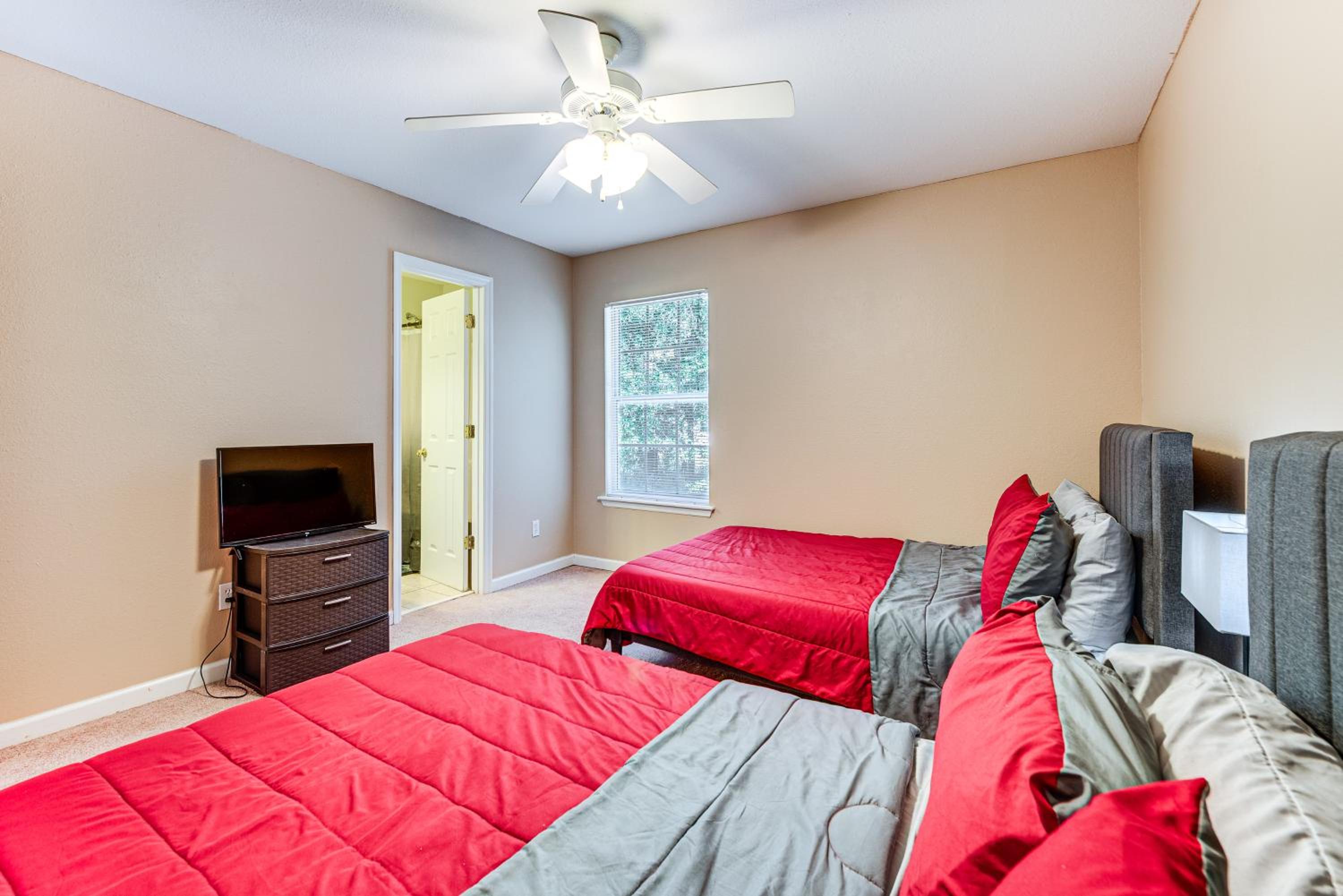 4 Mi to FSU Pet-Friendly Townhome