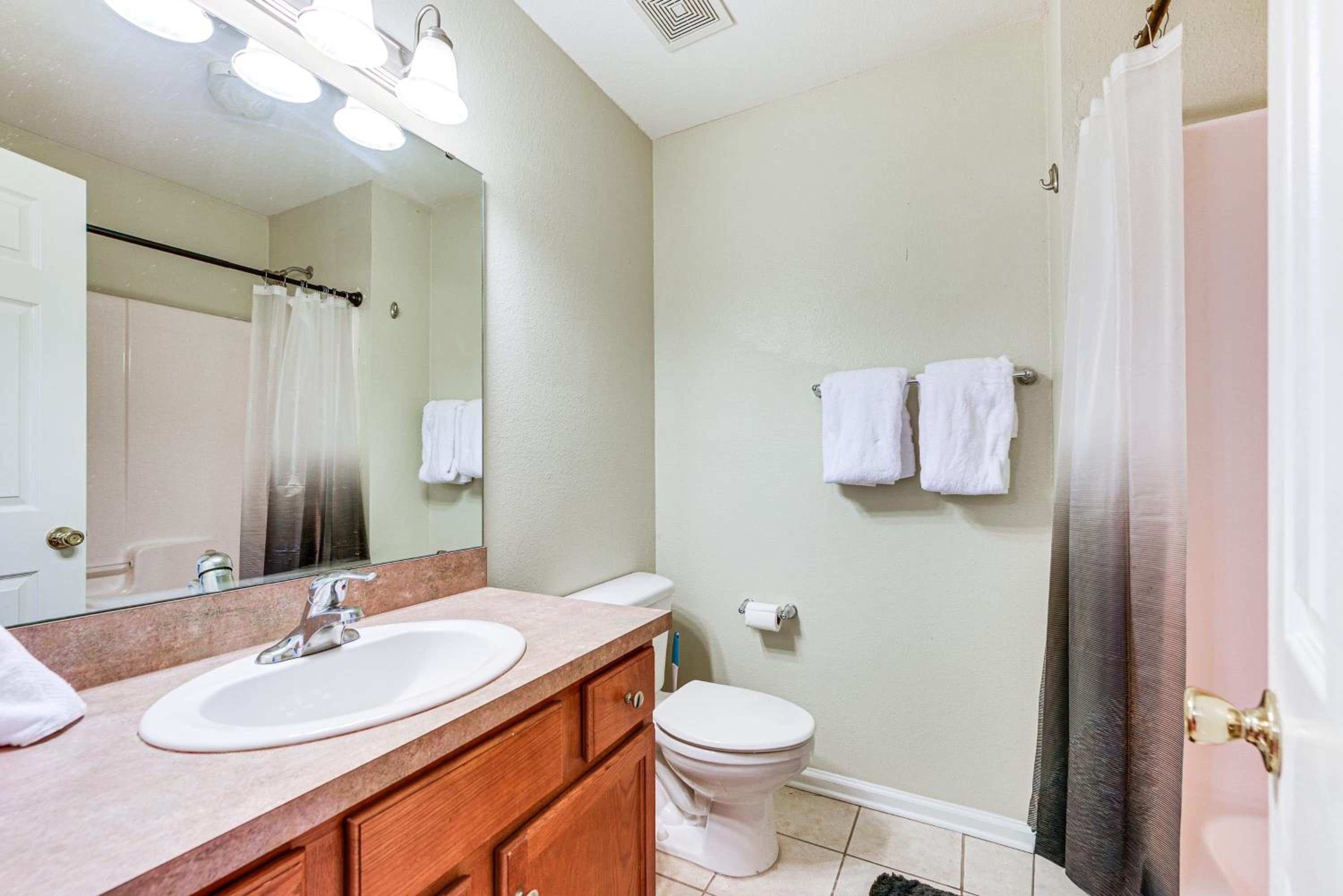 4 Mi to FSU Pet-Friendly Townhome