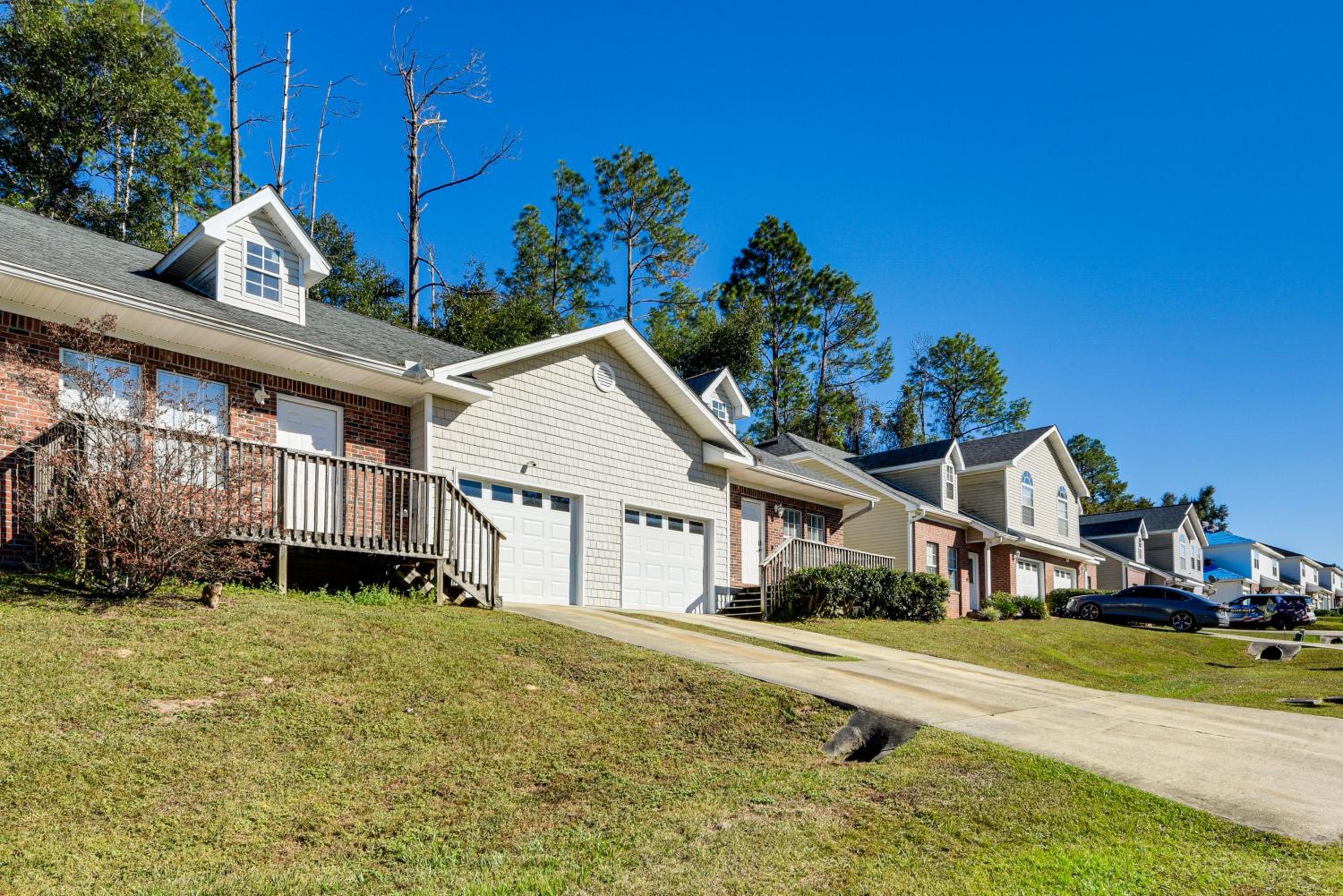 4 Mi to FSU Pet-Friendly Townhome