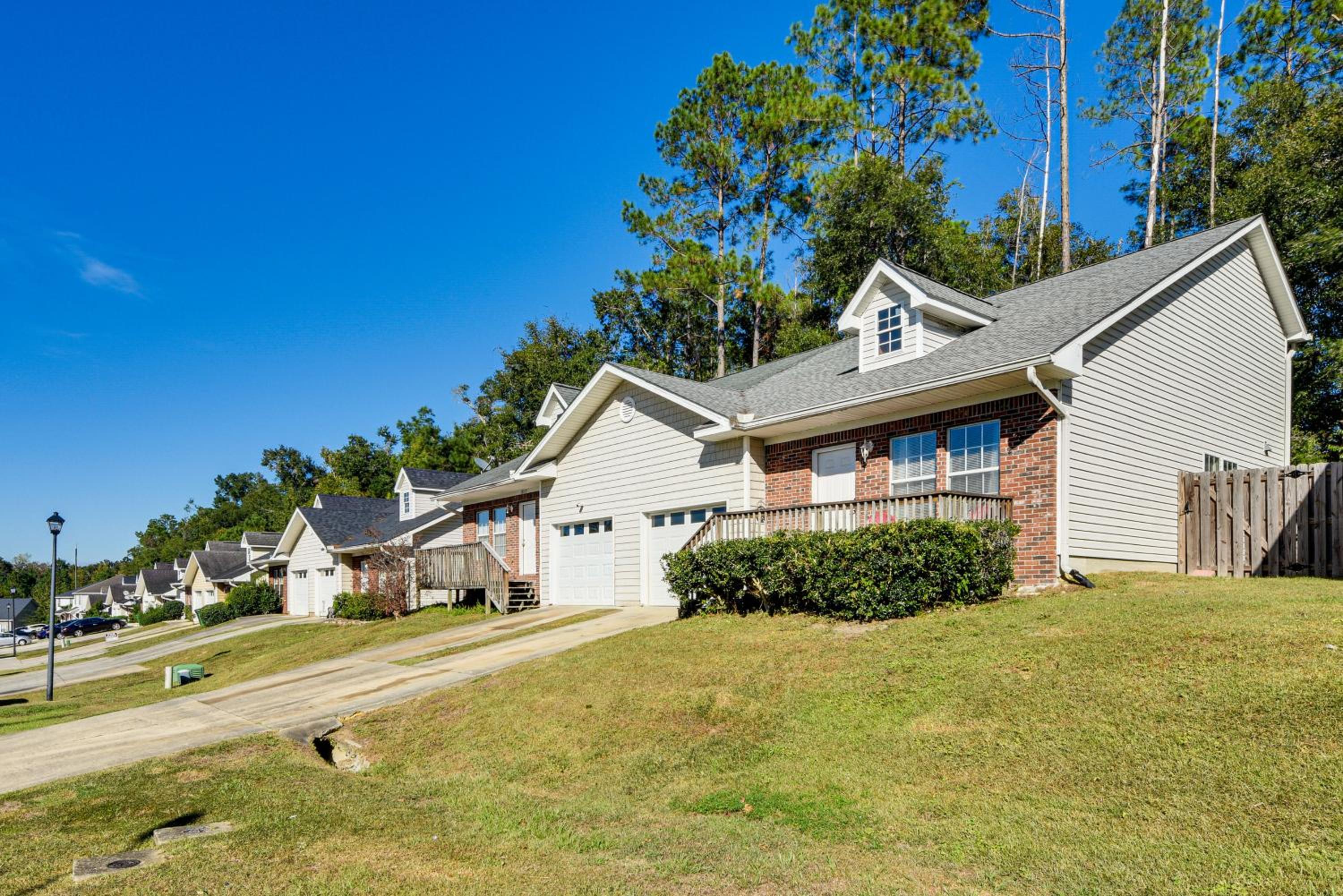 4 Mi to FSU Pet-Friendly Townhome