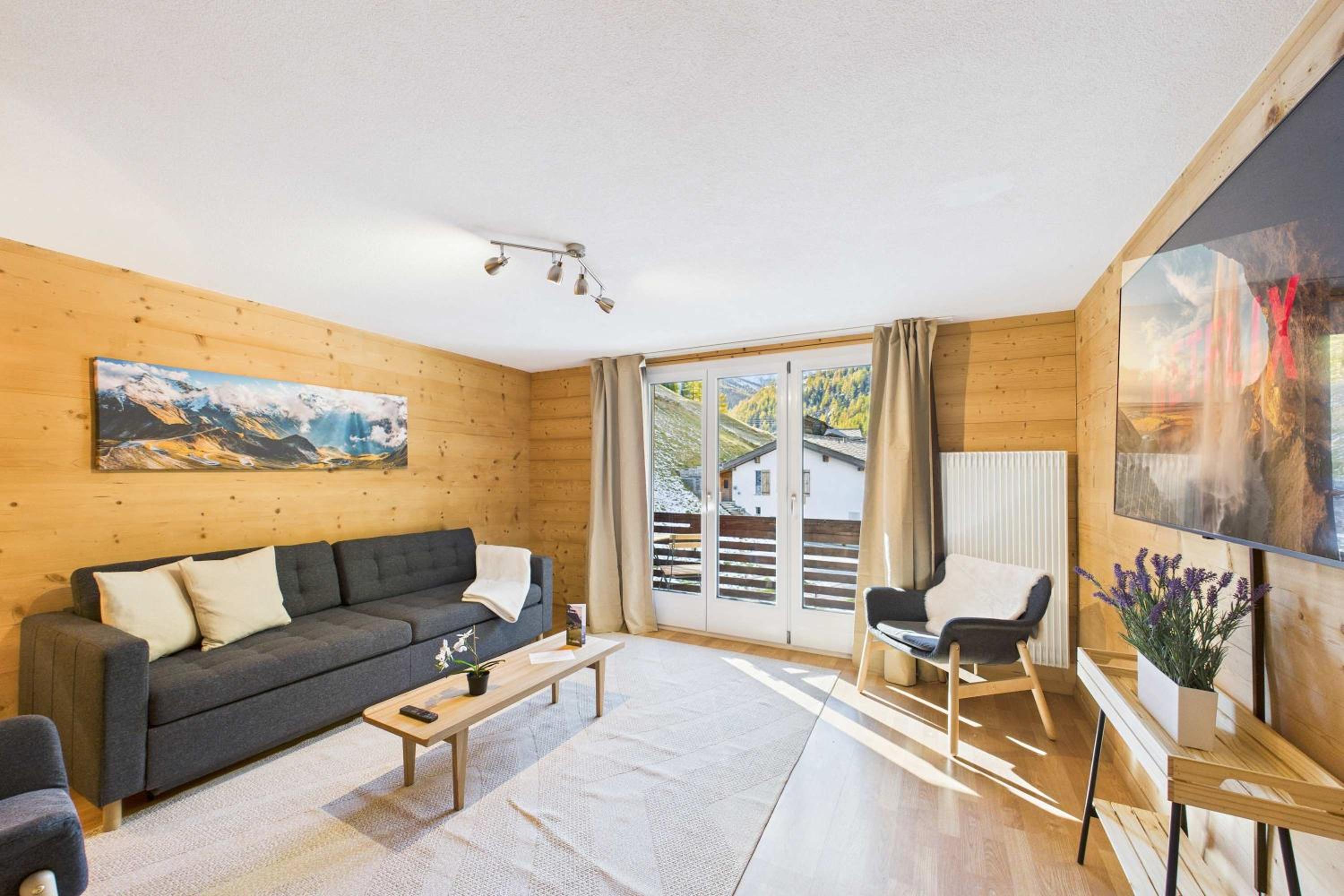 Family-friendly apartment with mountain views