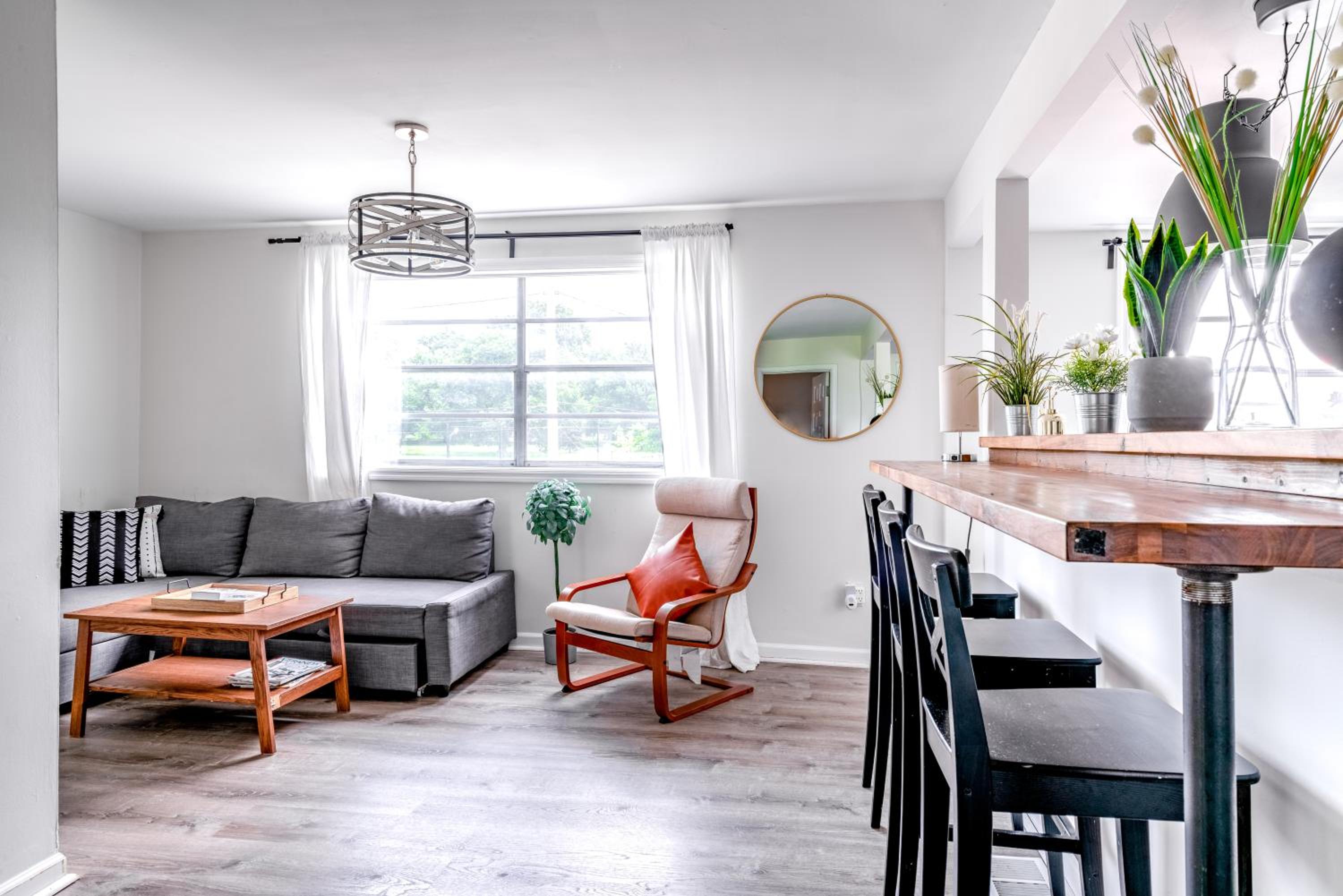 Jungle House Columbus Short North Downtown Free Parking - Steps to Convention Center & Nationwide Arena - 2BR Luxury Home - Sleeps 12 - Over 5,800 Five Sta