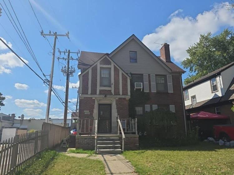 Family Friendly Upper Flat Minutes from Downtown, LCA & Ford Field