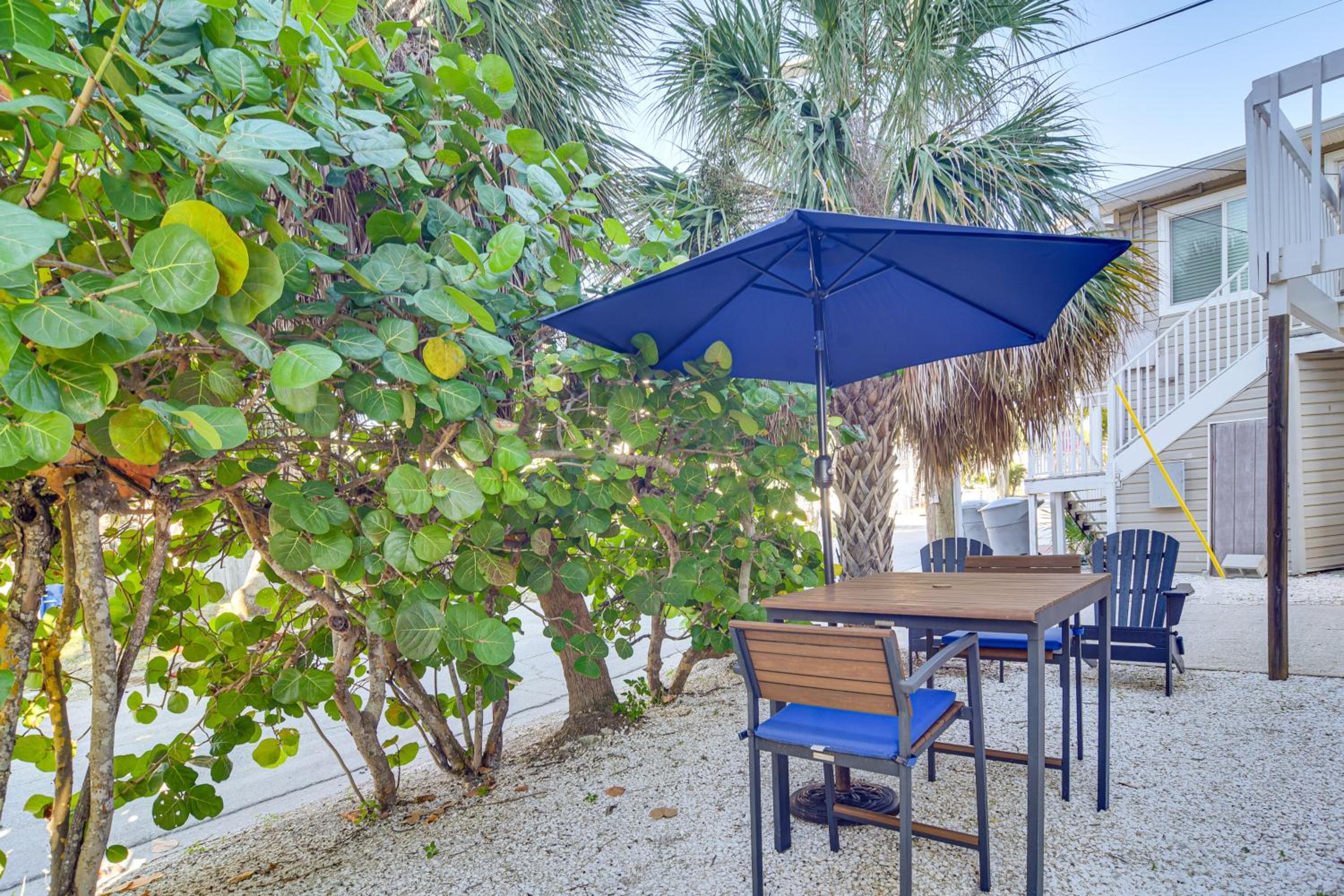 1 Block to Sunset Beach Dog-Friendly Family Home