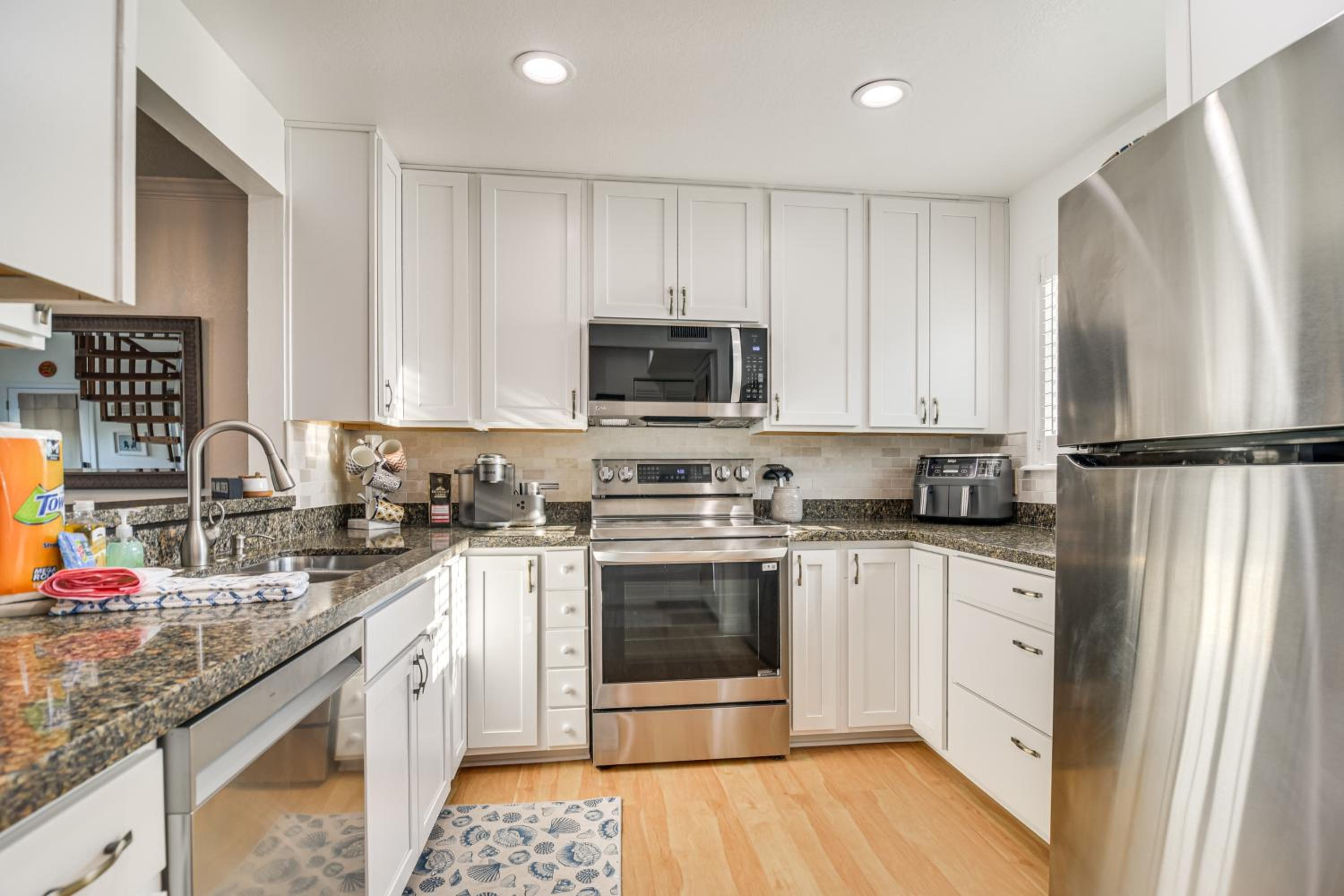 1 Block to Sunset Beach Dog-Friendly Family Home