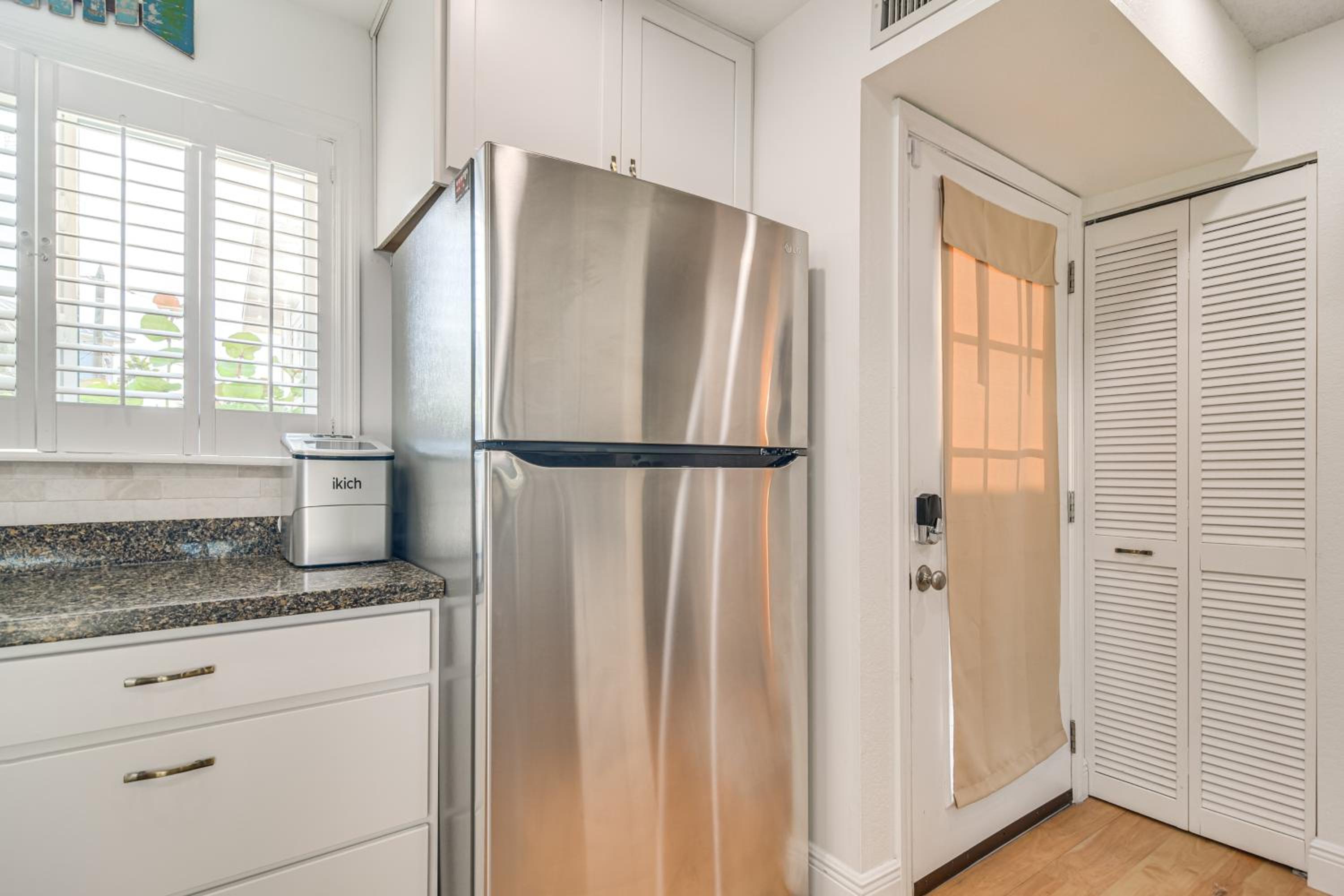 1 Block to Sunset Beach Dog-Friendly Family Home