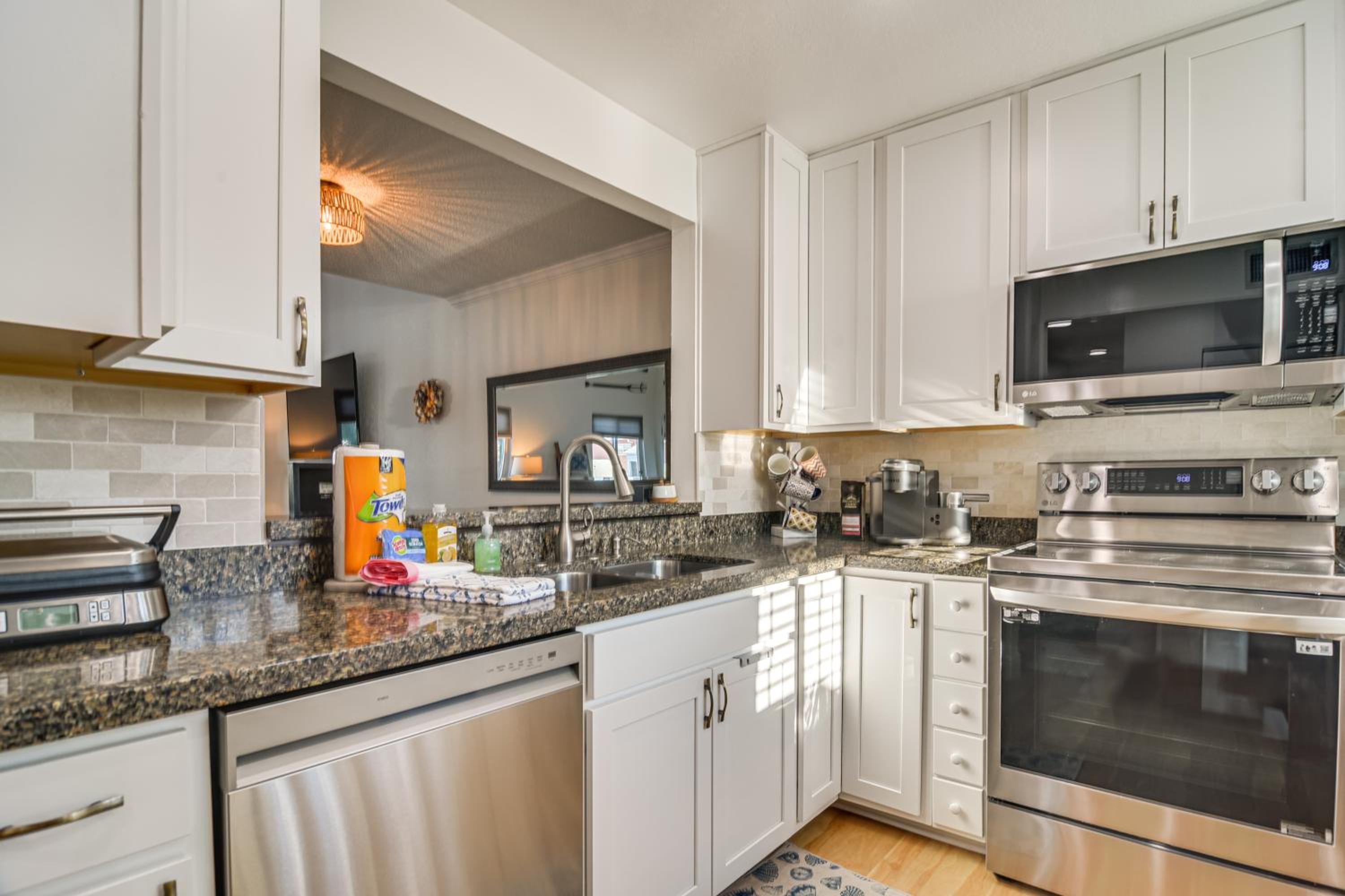 1 Block to Sunset Beach Dog-Friendly Family Home