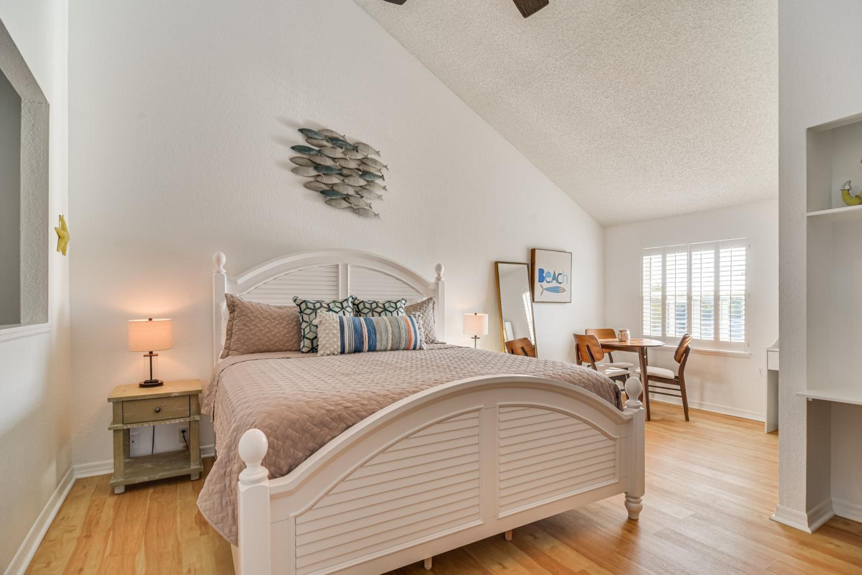 1 Block to Sunset Beach Dog-Friendly Family Home