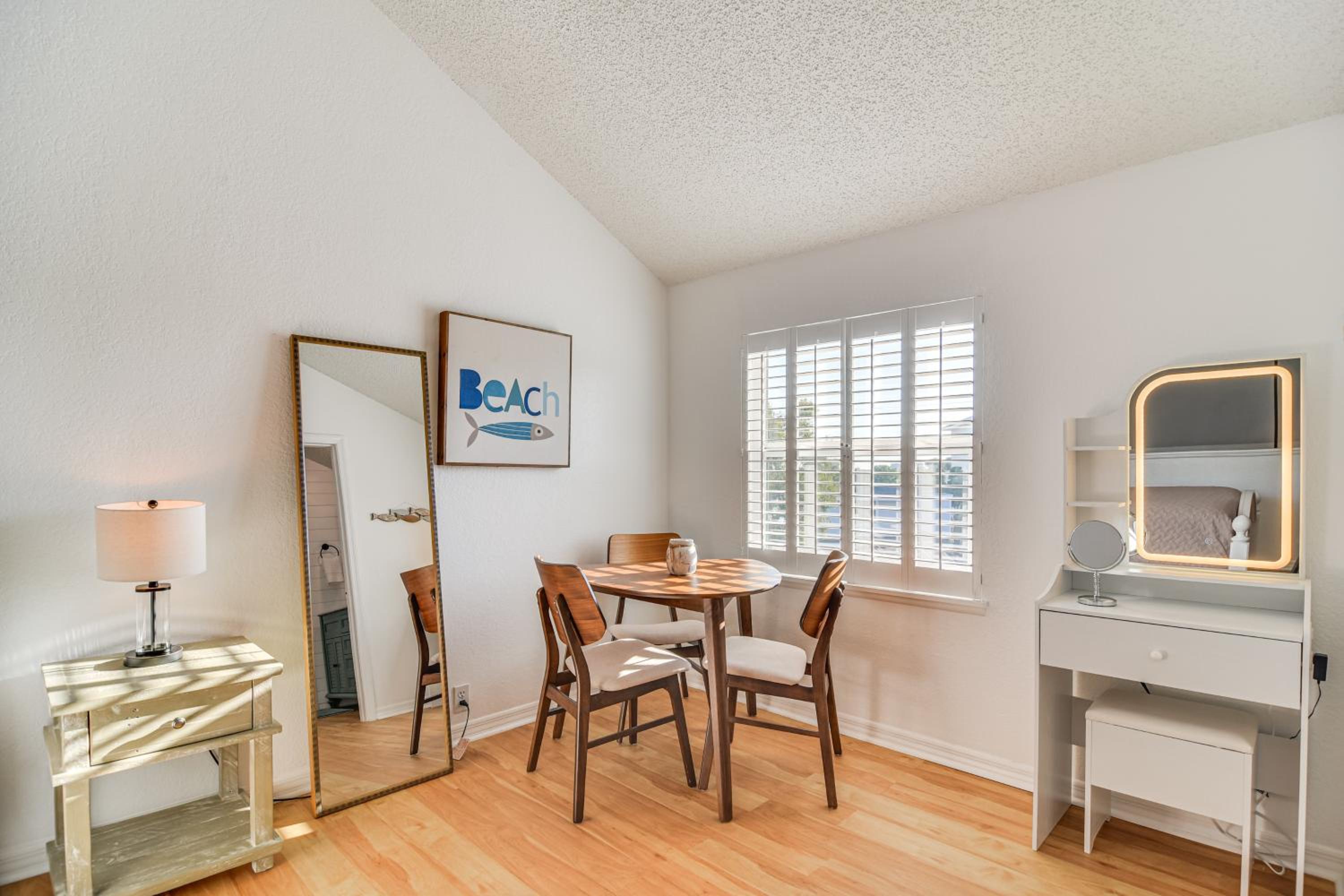 1 Block to Sunset Beach Dog-Friendly Family Home