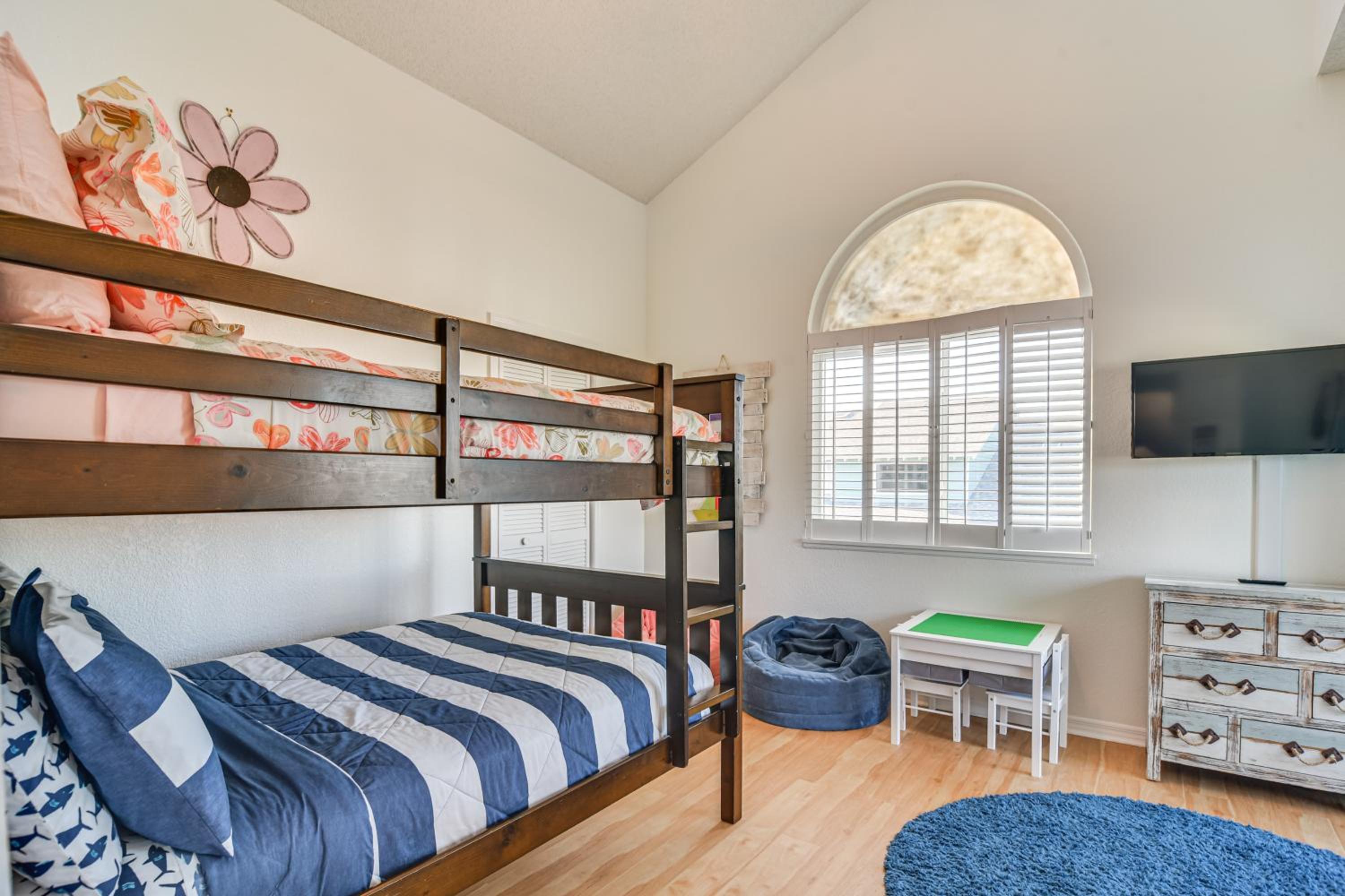 1 Block to Sunset Beach Dog-Friendly Family Home