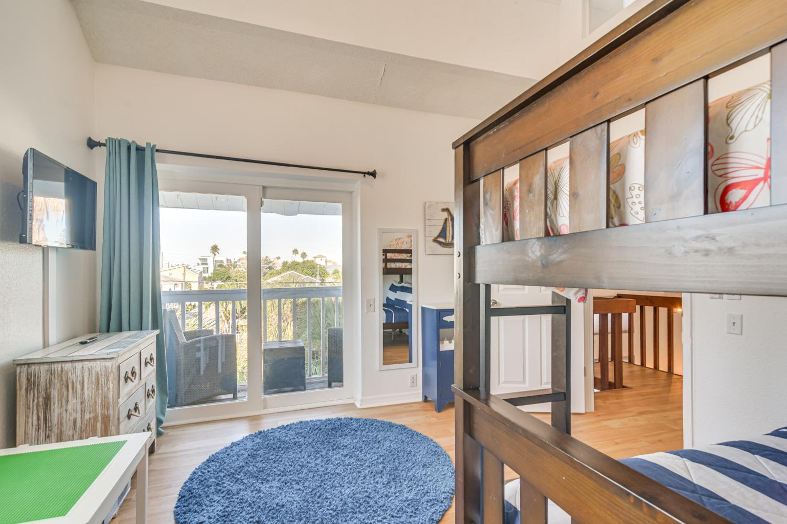 1 Block to Sunset Beach Dog-Friendly Family Home