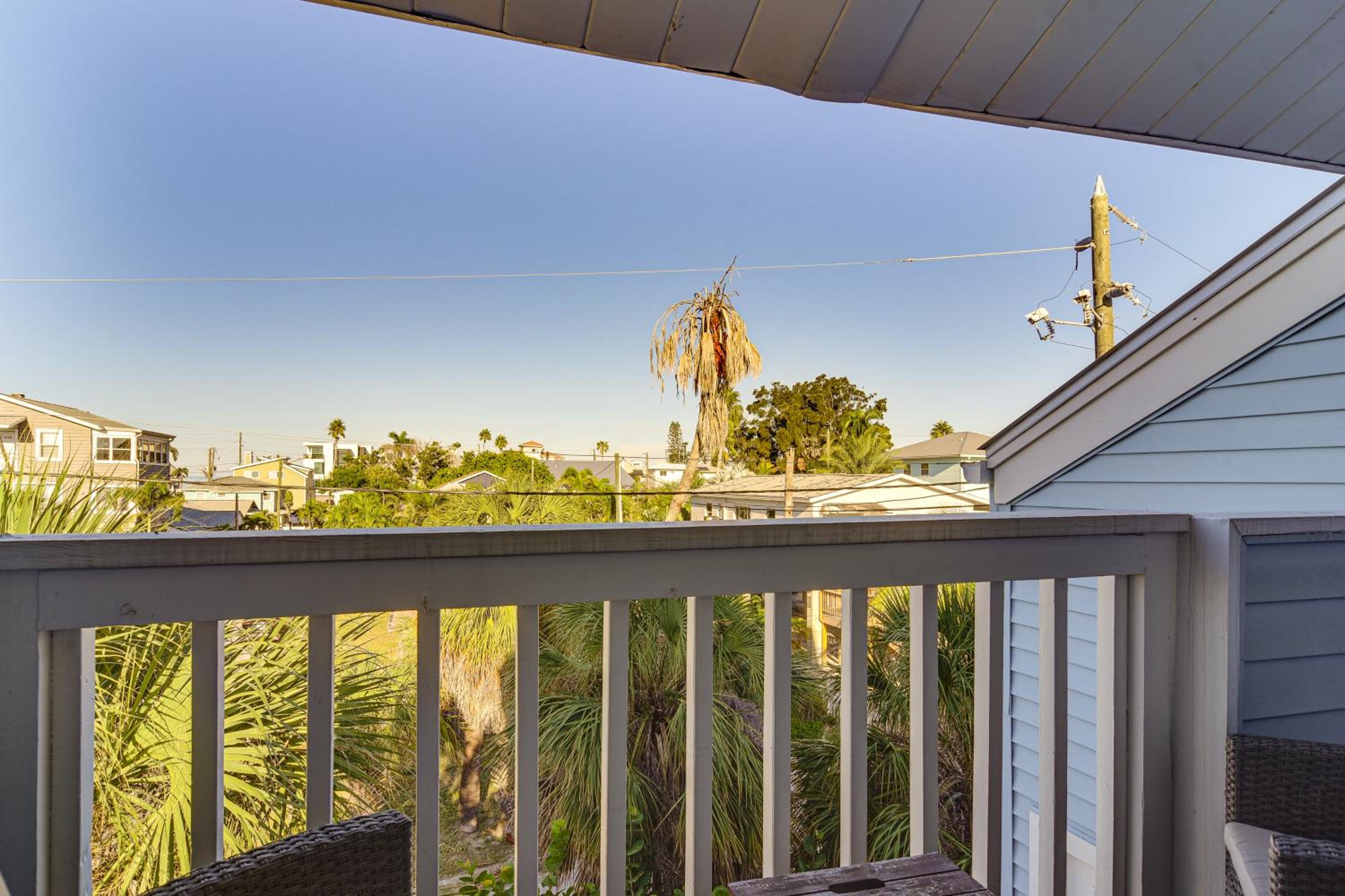 1 Block to Sunset Beach Dog-Friendly Family Home