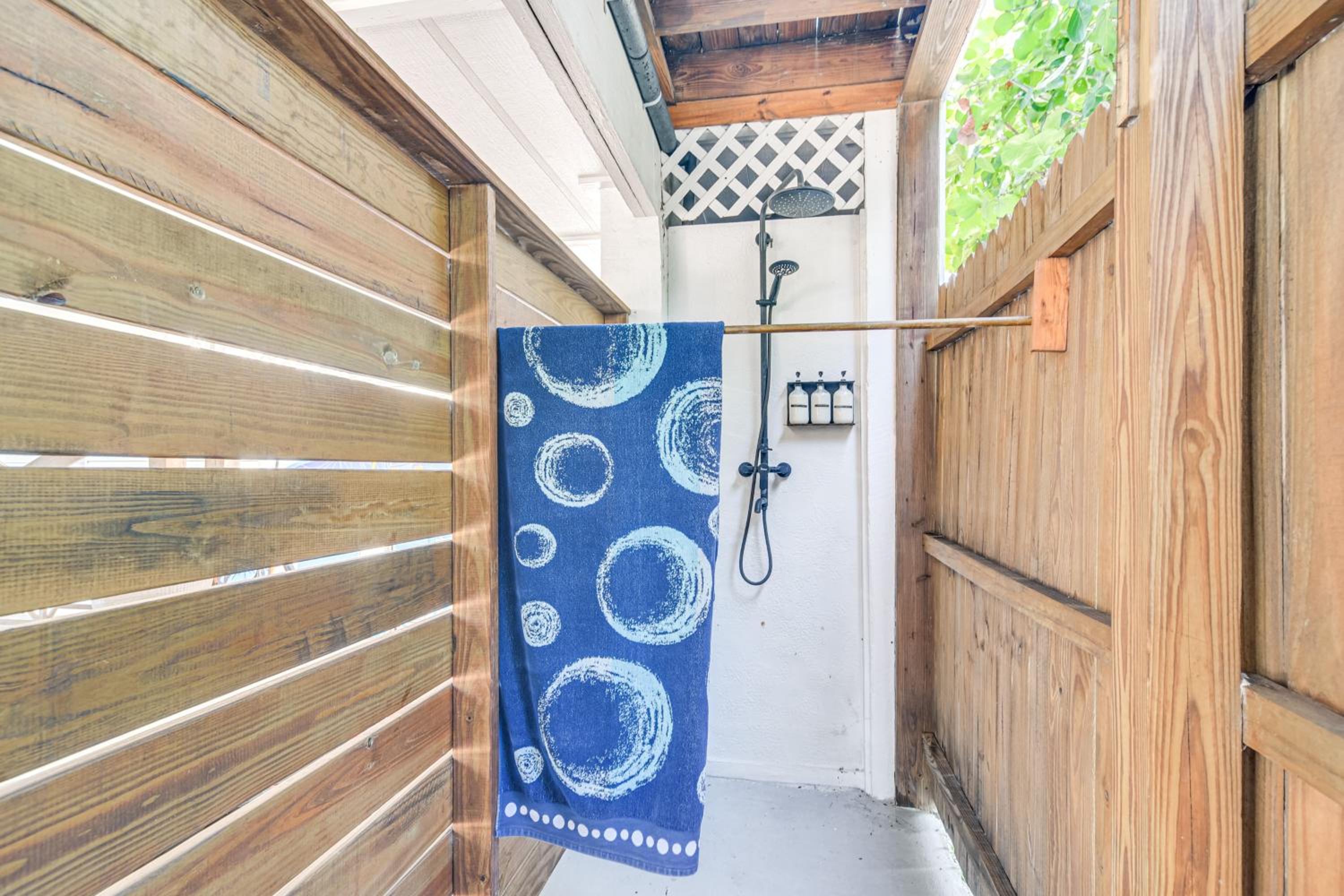 1 Block to Sunset Beach Dog-Friendly Family Home