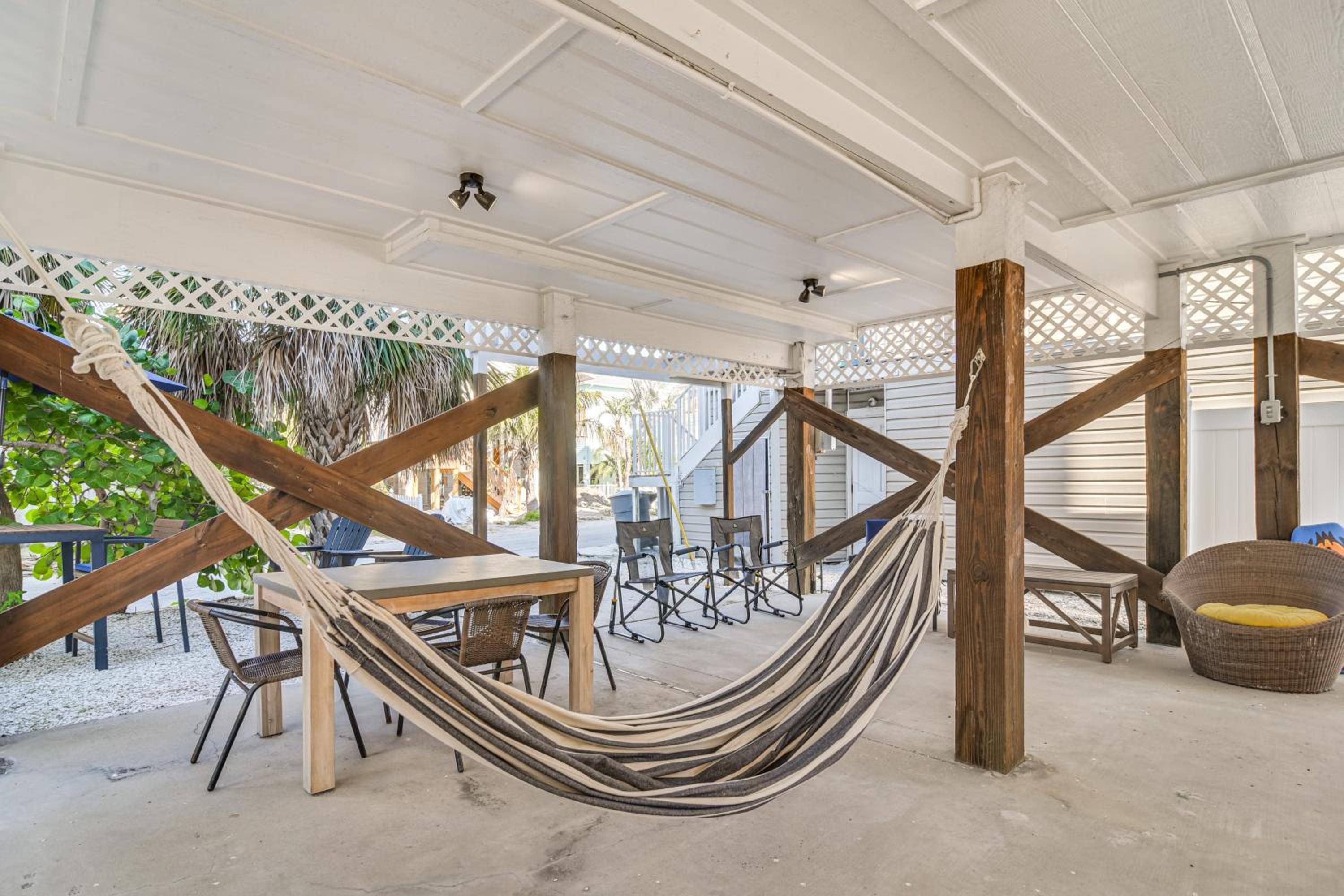 1 Block to Sunset Beach Dog-Friendly Family Home