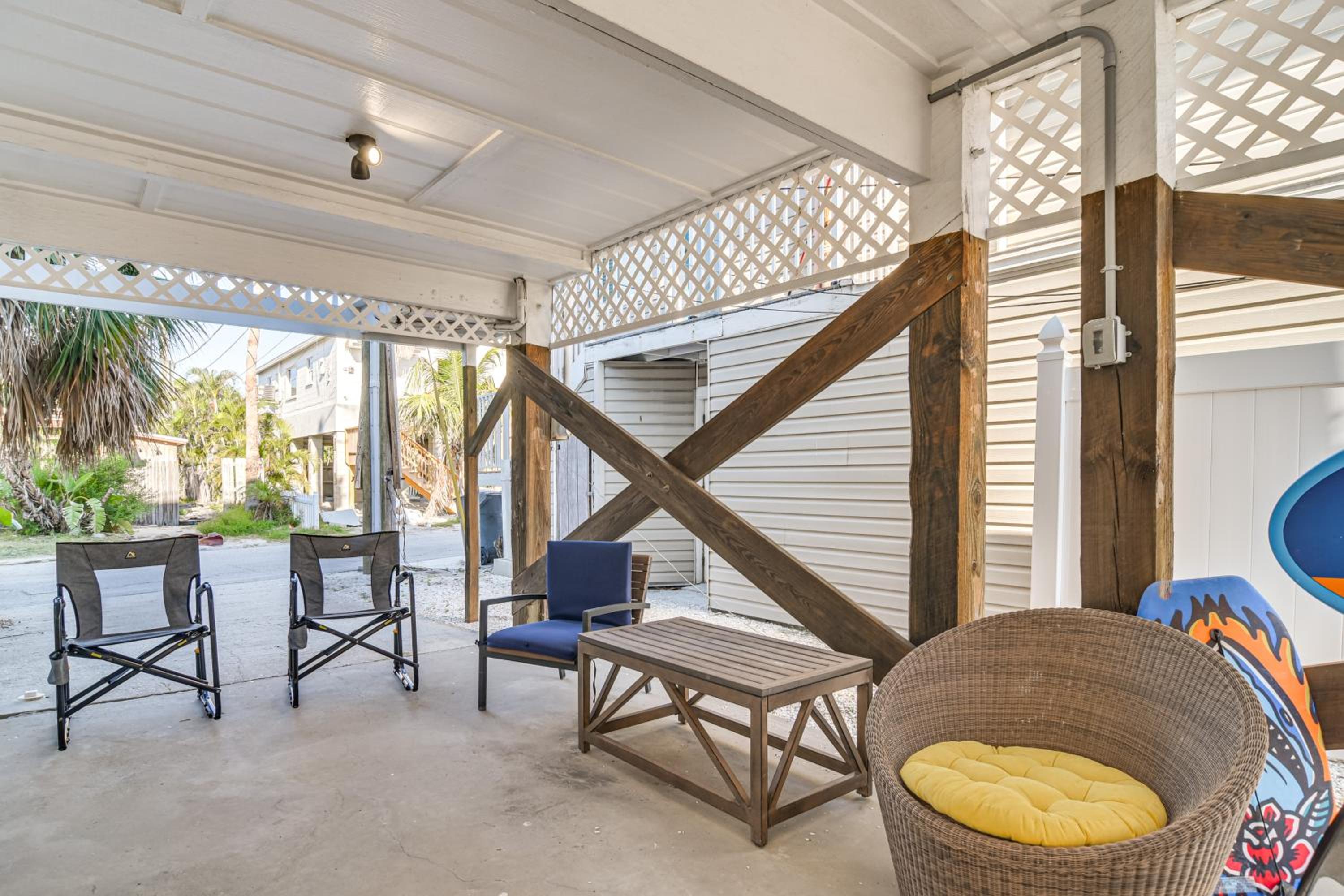 1 Block to Sunset Beach Dog-Friendly Family Home