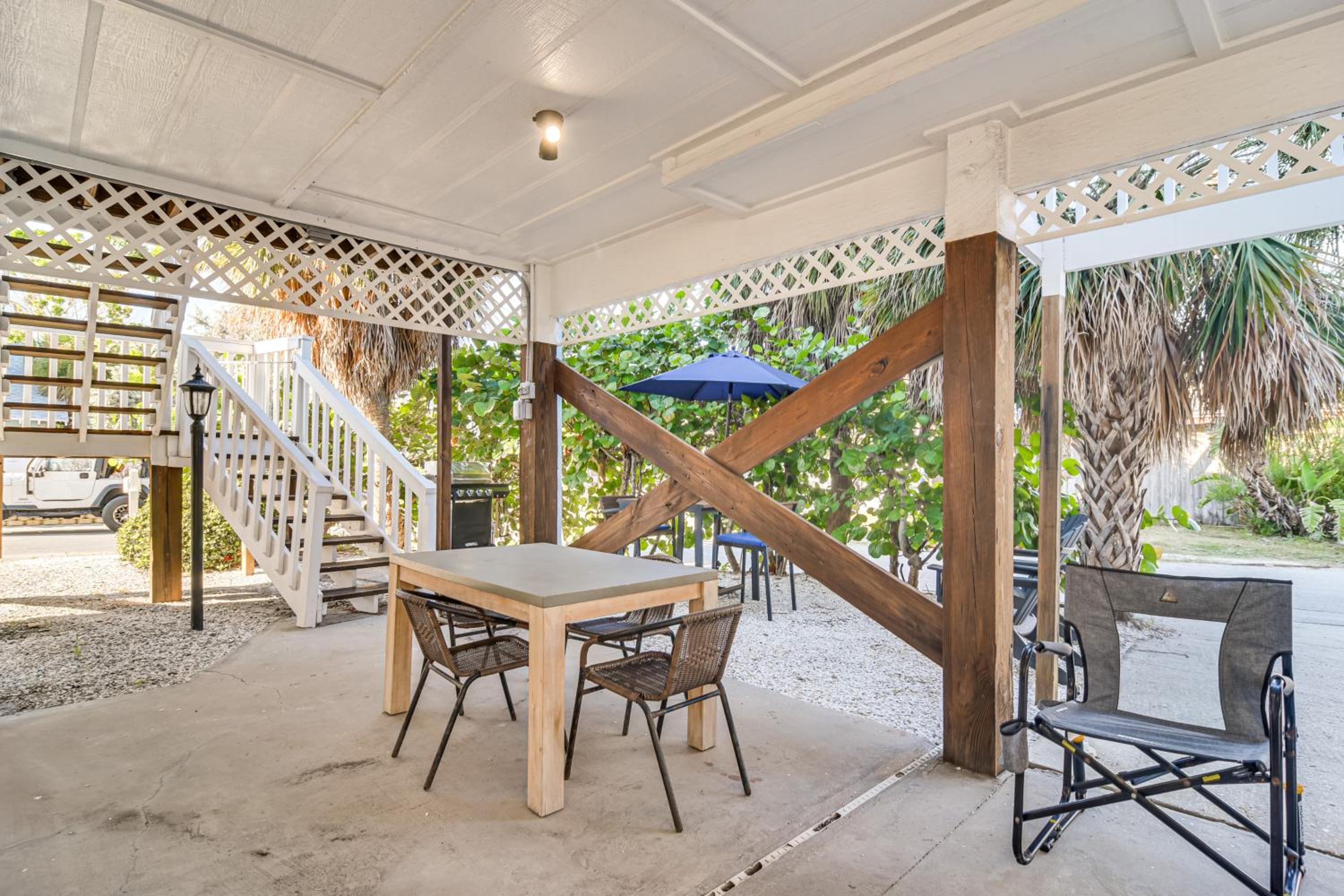 1 Block to Sunset Beach Dog-Friendly Family Home