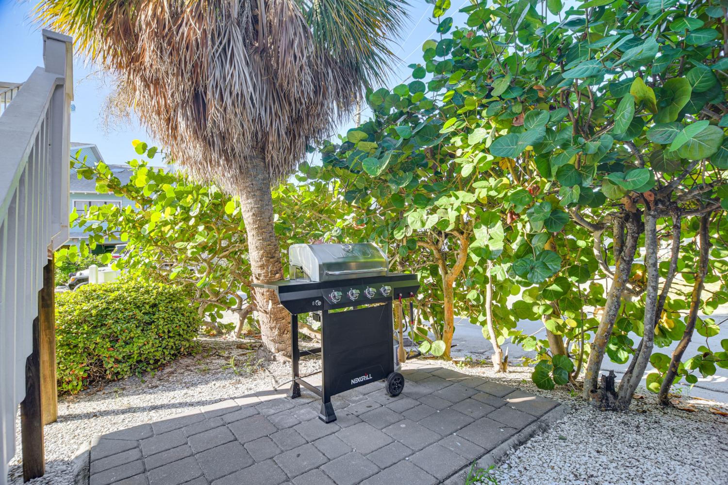 1 Block to Sunset Beach Dog-Friendly Family Home