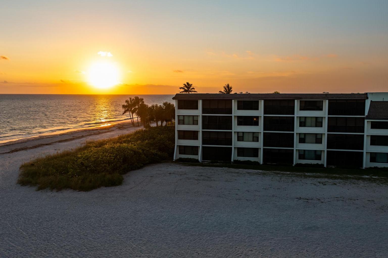 Beachfront with Pool Bikes Loggerhead 472