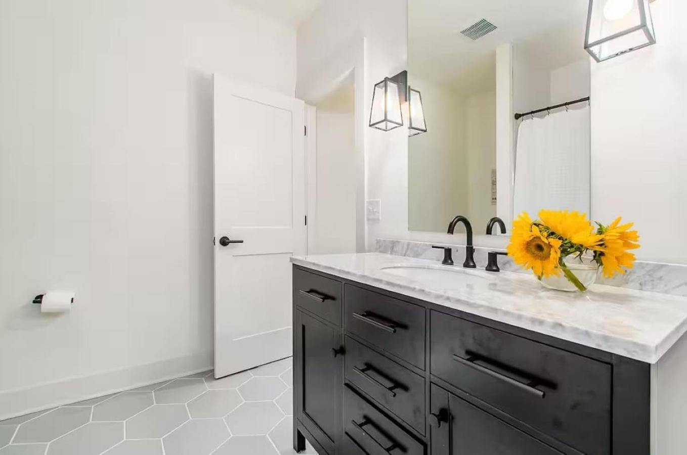 Jungle House Columbus Sleep 16 Downtown Ohio Free Parking - Near Convention Center & Nationwide Arena - 3BR Short North Luxury Home - Over 5,800 Five Star 
