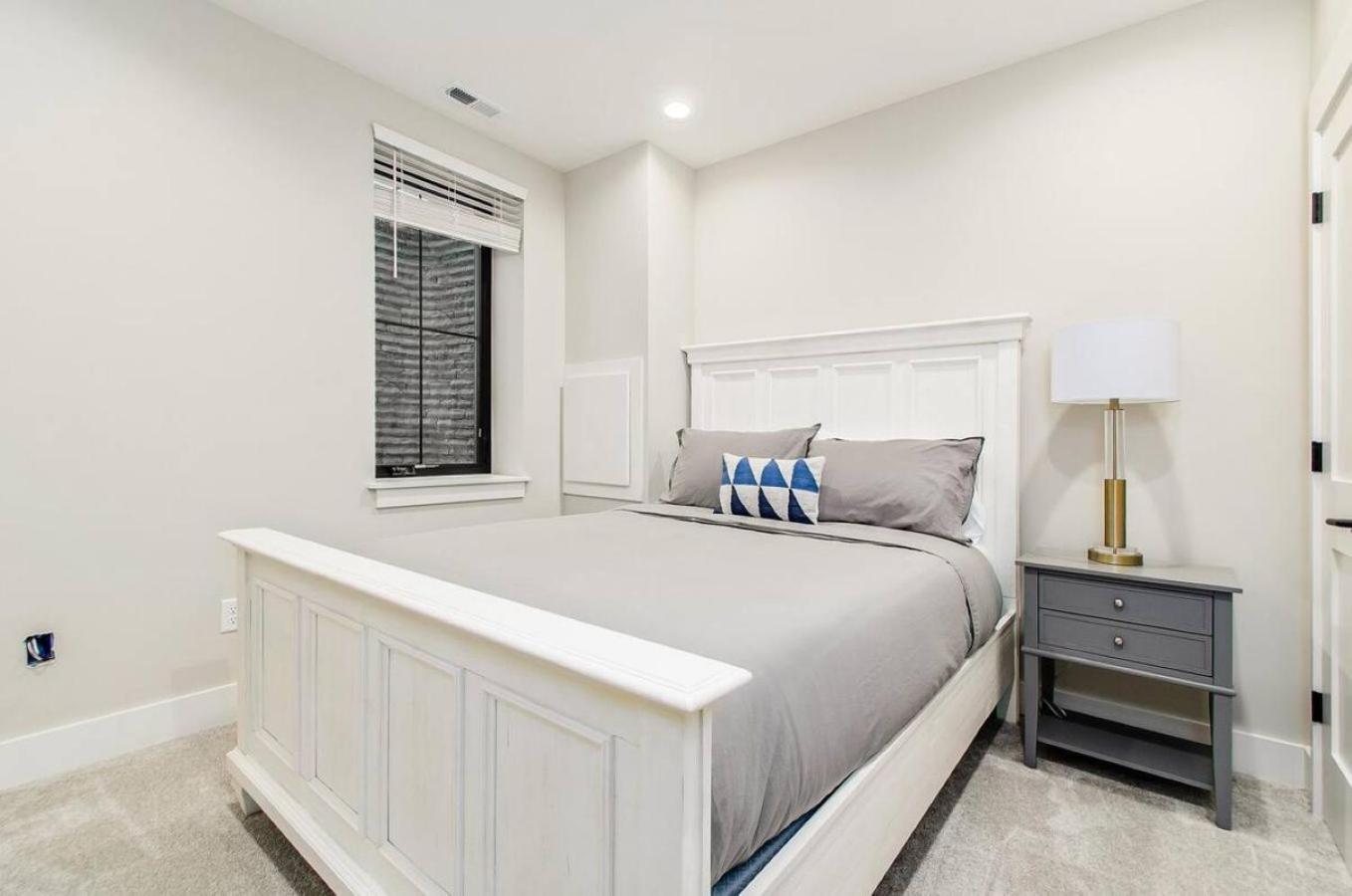 Jungle House Columbus Sleep 16 Downtown Ohio Free Parking - Near Convention Center & Nationwide Arena - 3BR Short North Luxury Home - Over 5,800 Five Star 